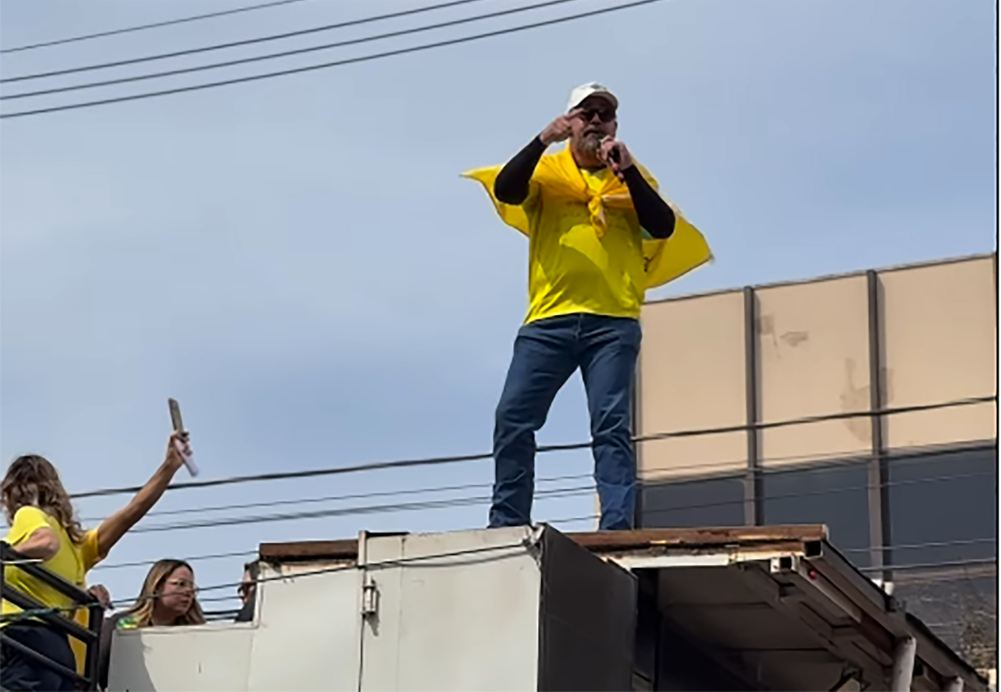 O deputado federal Marcos Pollon (PL-MS) durante discurso no caminhão de som utilizado no ato político