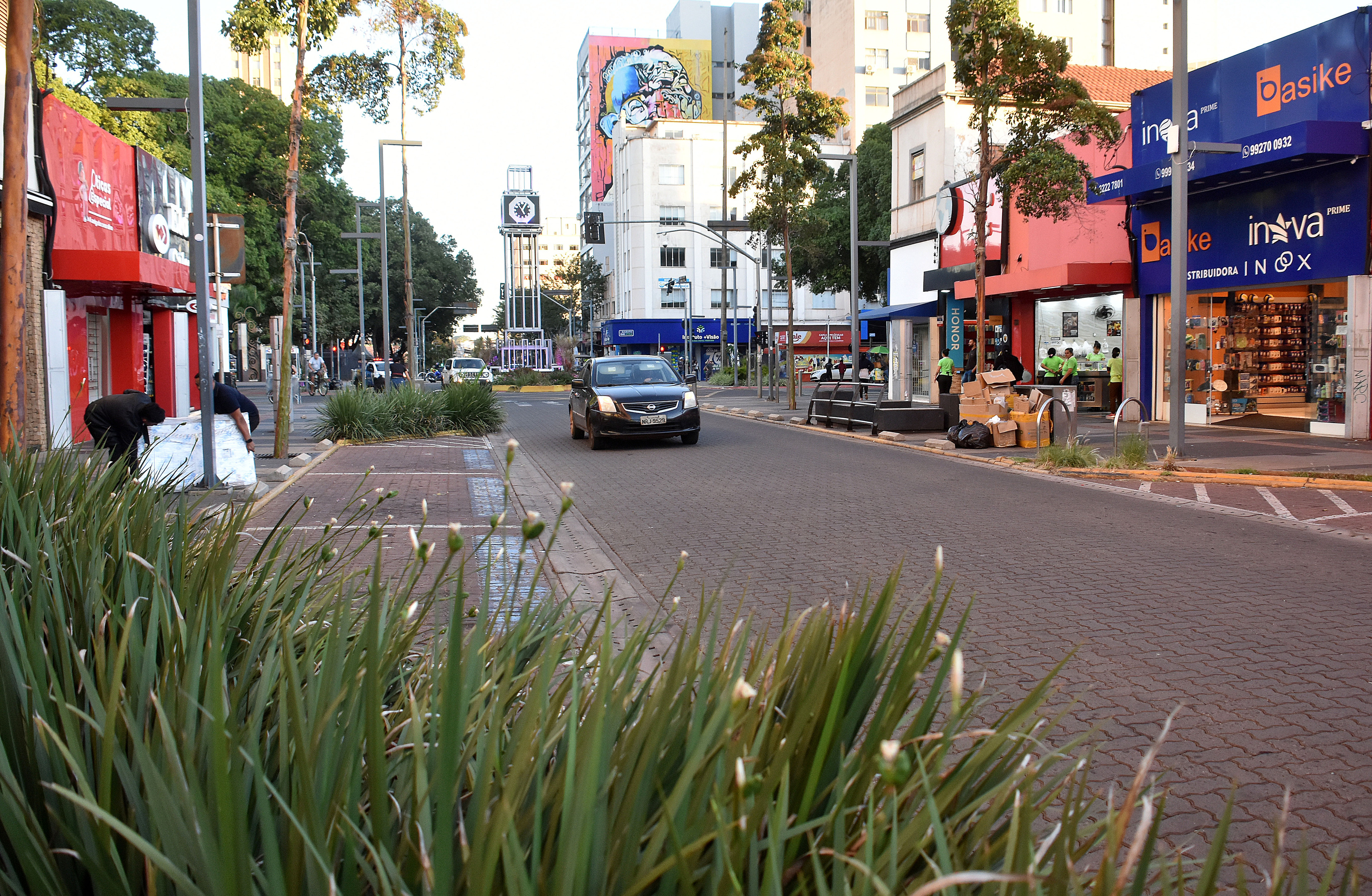 Após uma reforma completa, a Rua 14 de Julho, onde a cidade nasceu, agora vive uma nova fase, com maior concentração de vida noturna, mas sem deixar de lado seu aspecto de via comercial