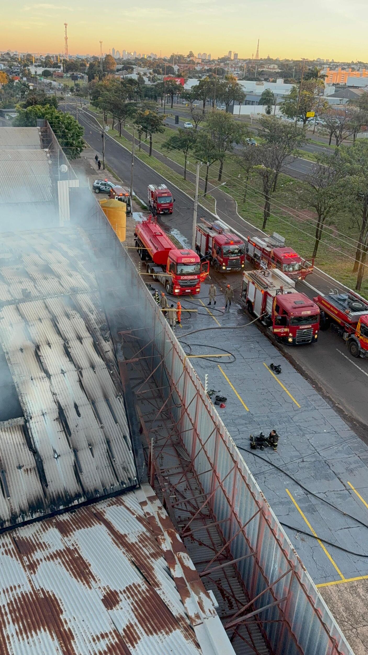 Sete viaturas foram mobilizadas para conter as chamas