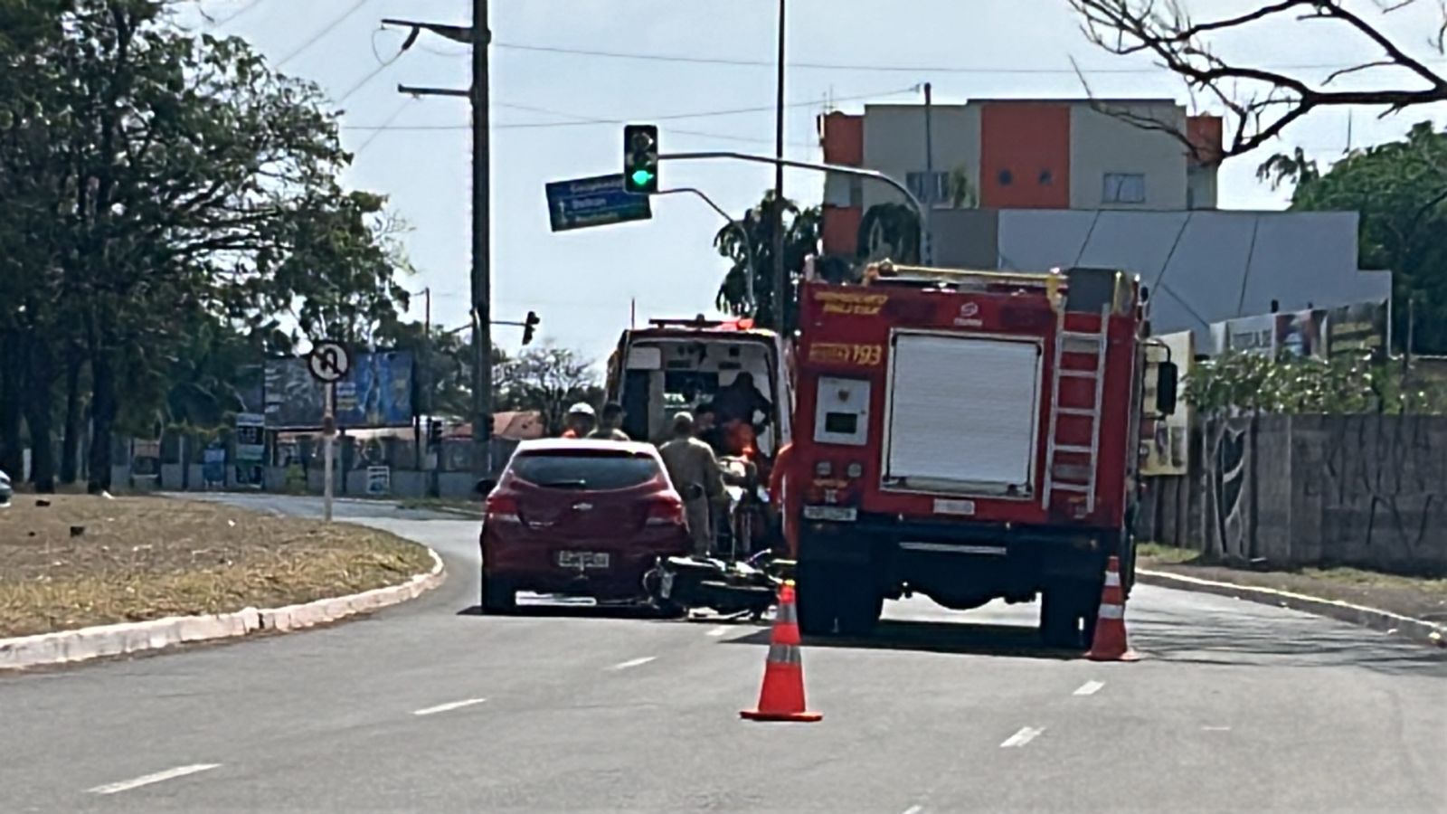 Acidente envolveu uma moto, um carro e uma viatura dos bombeiros