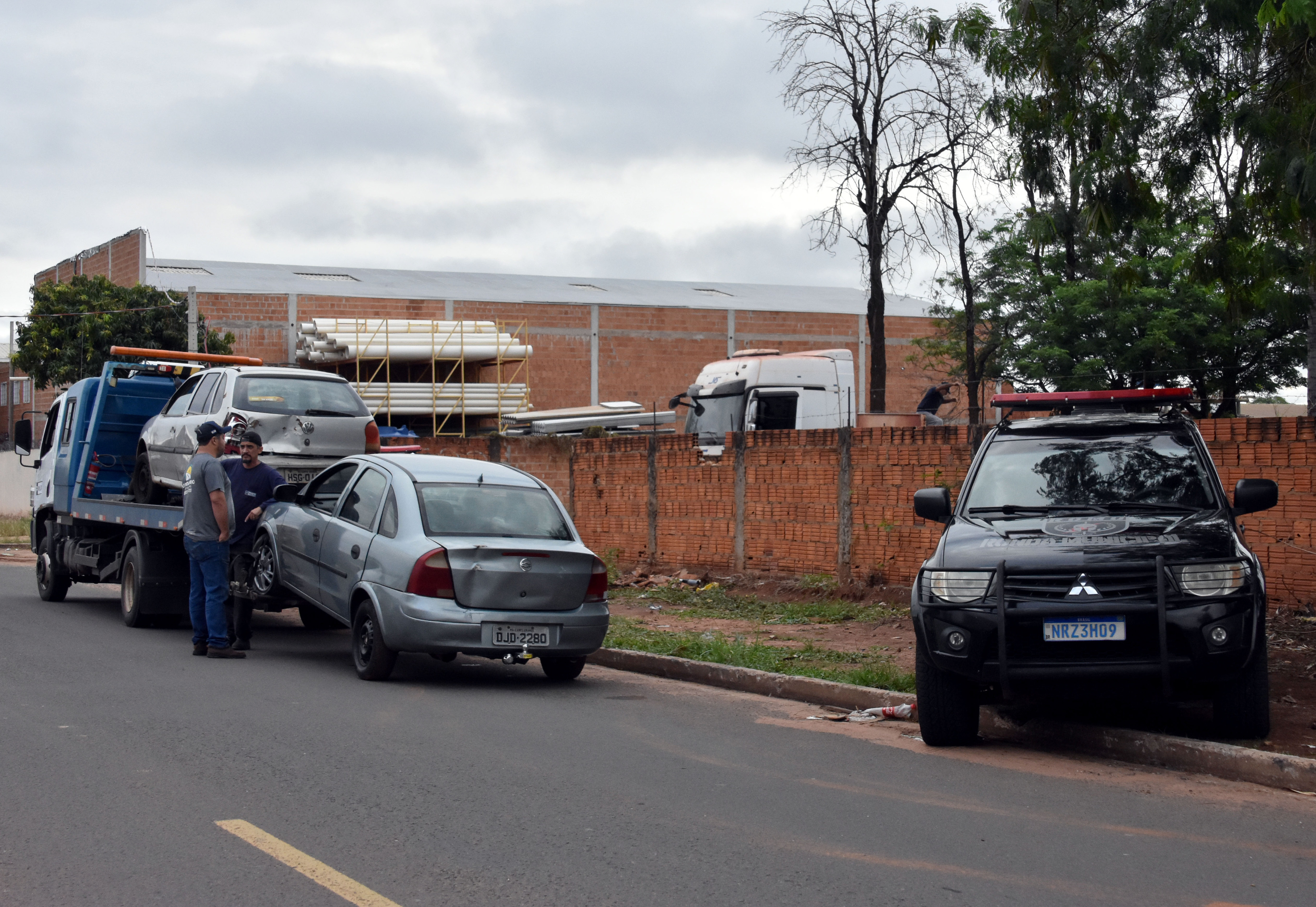 Dois carros e uma moto foram apreendidas na operação