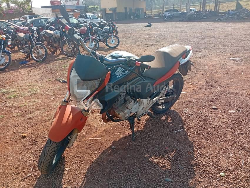 Honda CB300R no pátio do Detran/MS, em Dourados
