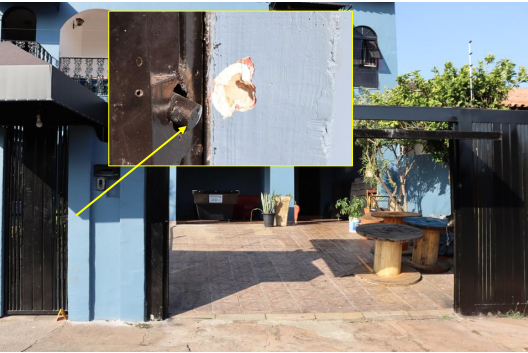 Projéteis atingiram a porta do local