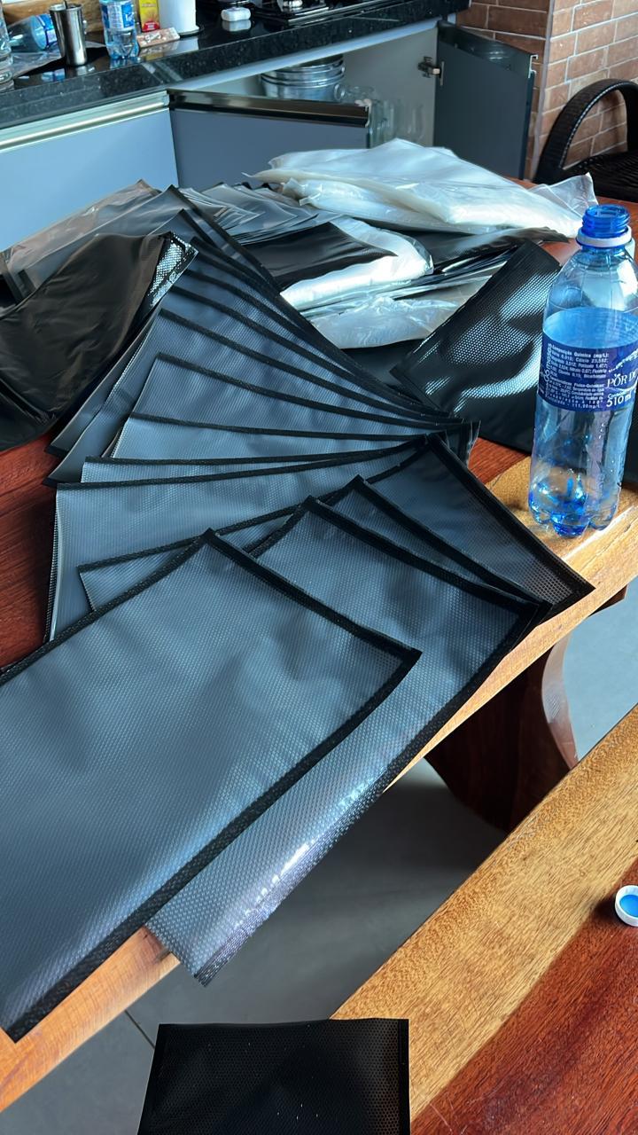 Tamb&eacute;m foram apreendidos dois ve&iacute;culos, um fuzil, uma m&aacute;quina prensadora e embalagens com resqu&iacute;cios de drogas