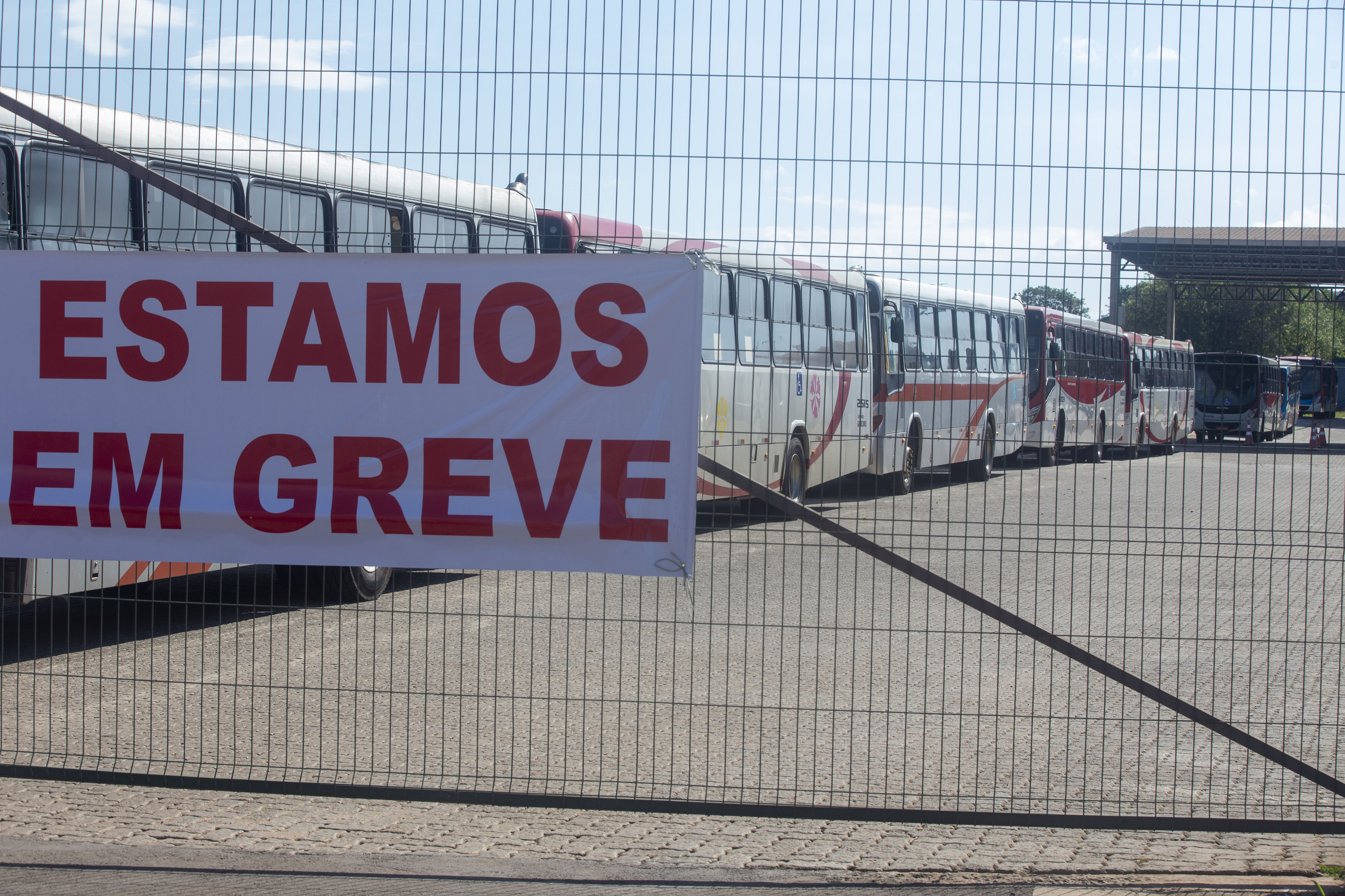 Todos os ônibus estão parados desde a meia noite de segunda-feira (15)