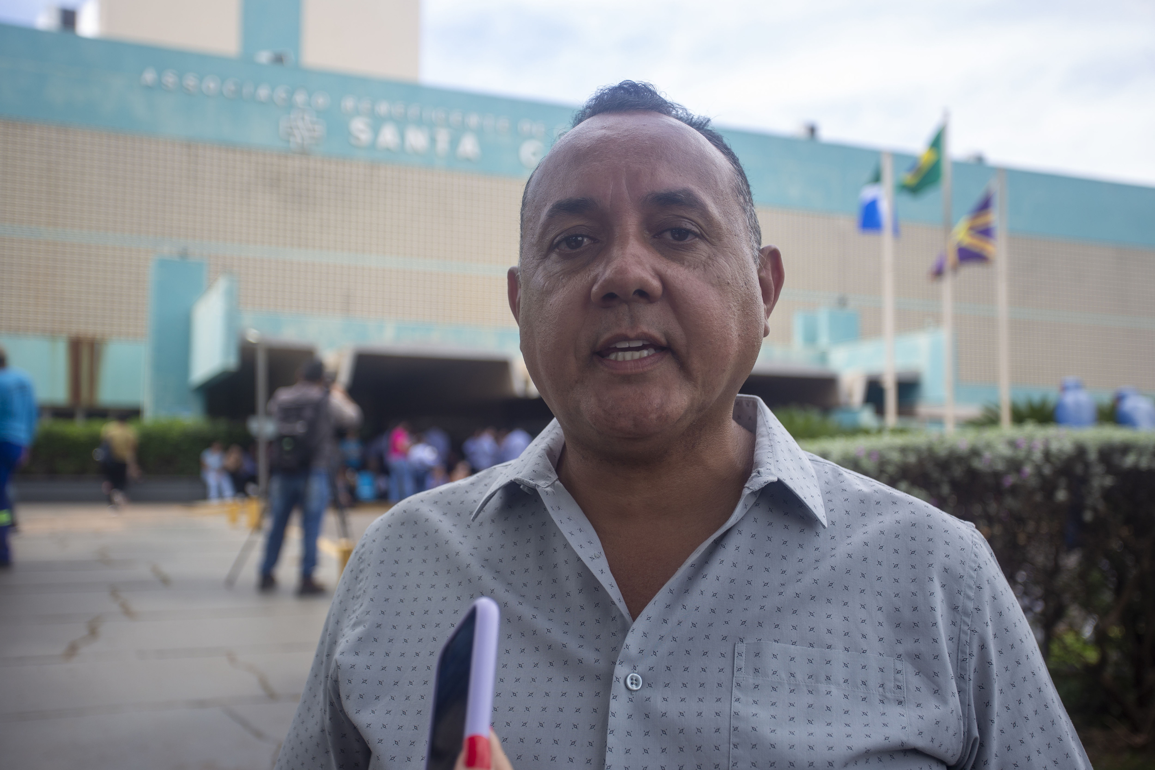 Profissionais est&atilde;o revoltados com a falta de pagamento e fizeram protesto