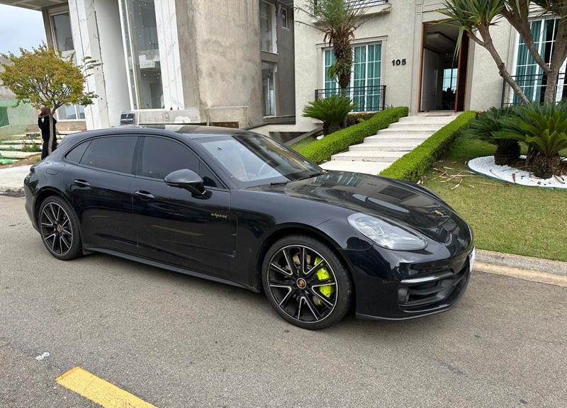 Tamb&eacute;m foram apreendidos dois ve&iacute;culos, um fuzil, uma m&aacute;quina prensadora e embalagens com resqu&iacute;cios de drogas