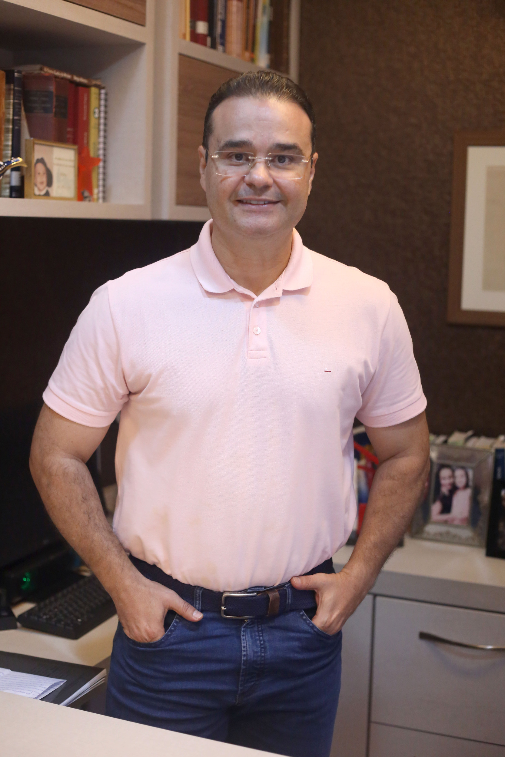 À direita da imagem, Fábio Trad acompanha fala de Edinho Silva 