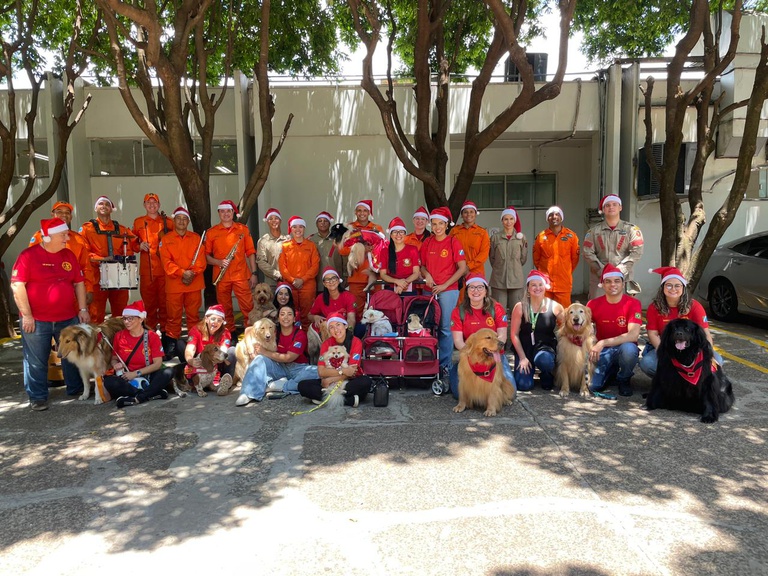 Ação de fim de ano leva canções e "Projeto Cão Herói - Cão Amigo" para animar corredores do Hospital Universitário