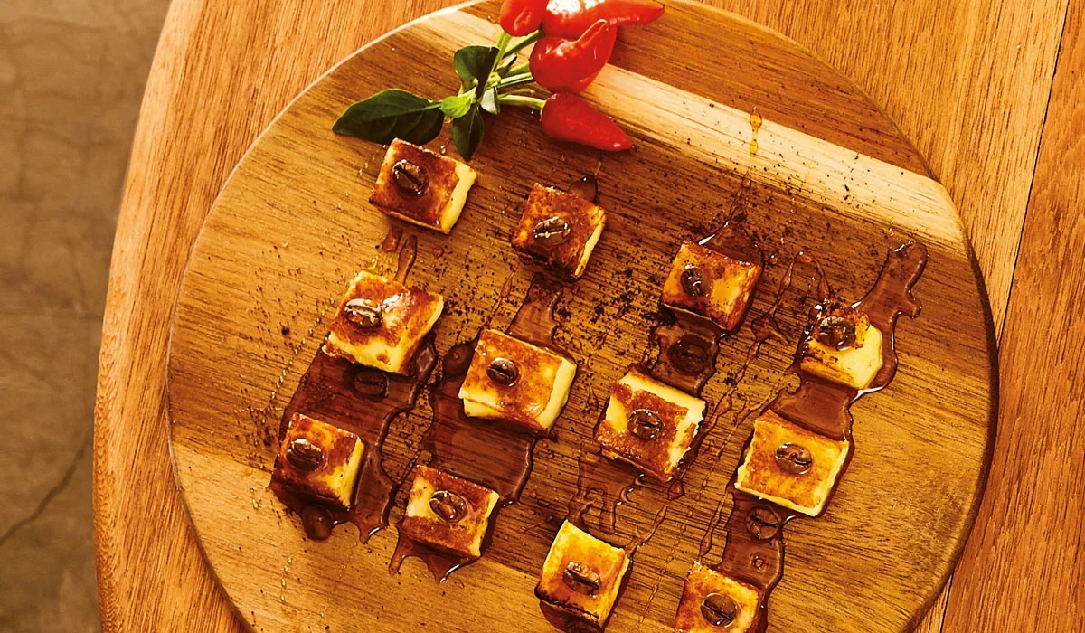 Canapé de queijo coalho com melaço de café