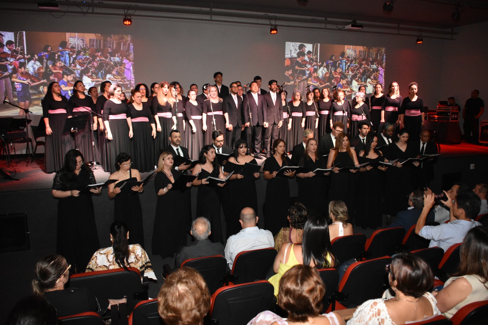 Fundação Barbosa Rodrigues atende 25 crianças atualmente, e 22 se apresentaram na noite de ontem