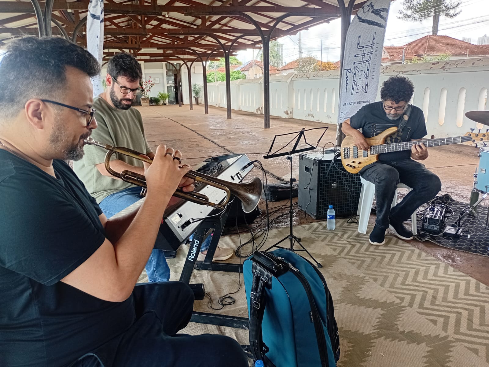 Daniel D'Alcantara no trompete, Felipe Silveira no teclado e Gabriel Basso no contrabaixo durante workshop na manh&atilde; de domingo