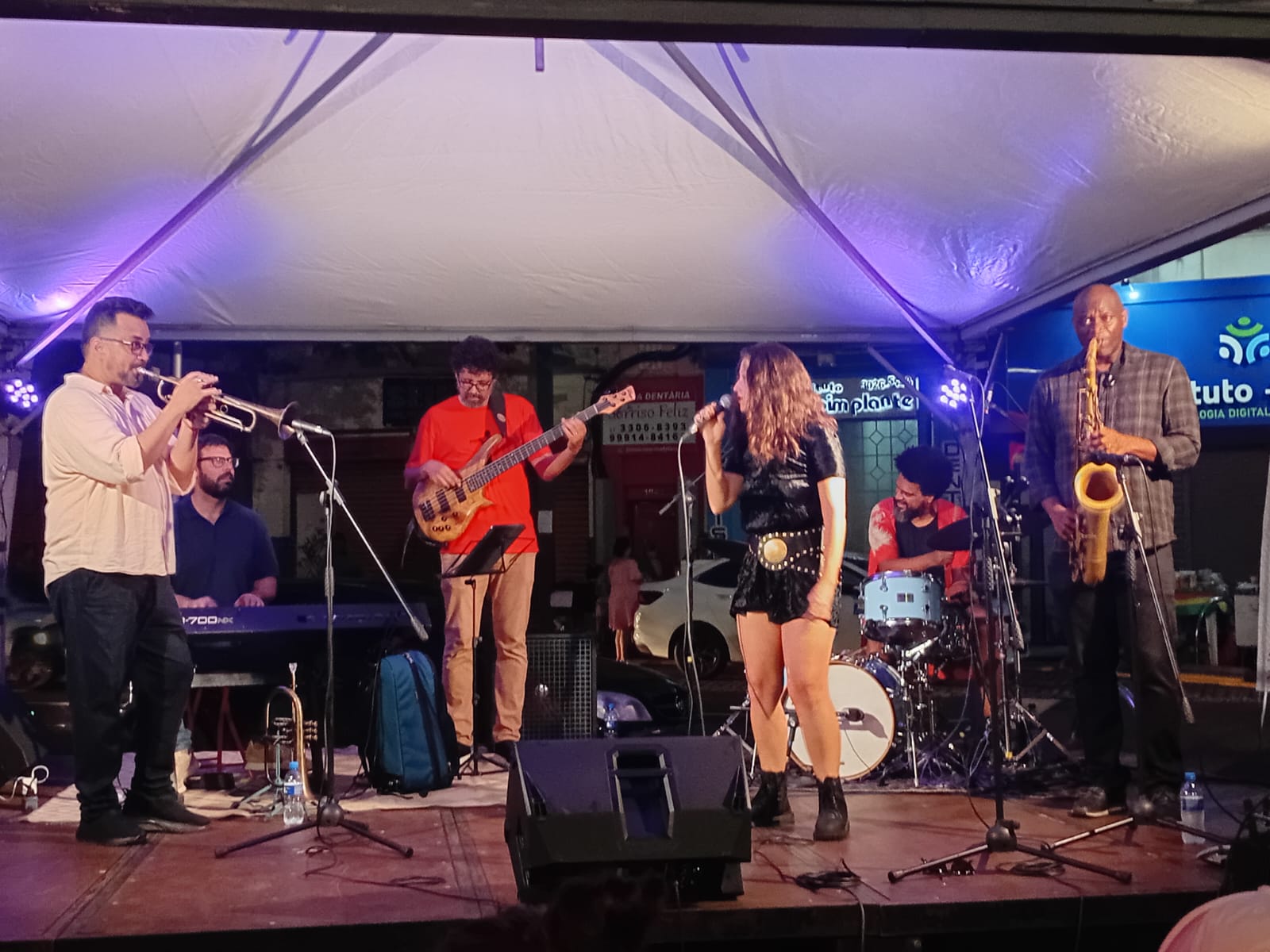 Daniel D'Alcantara (trompete), Felipe Silveira (teclado), Gabriel Basso (contrabaixo), Marcela Mar (vocais), Adriel Santos (bateria) e Giovani Oliveira (sax tenor) se apresentam na Pra&ccedil;a Ary Coelho