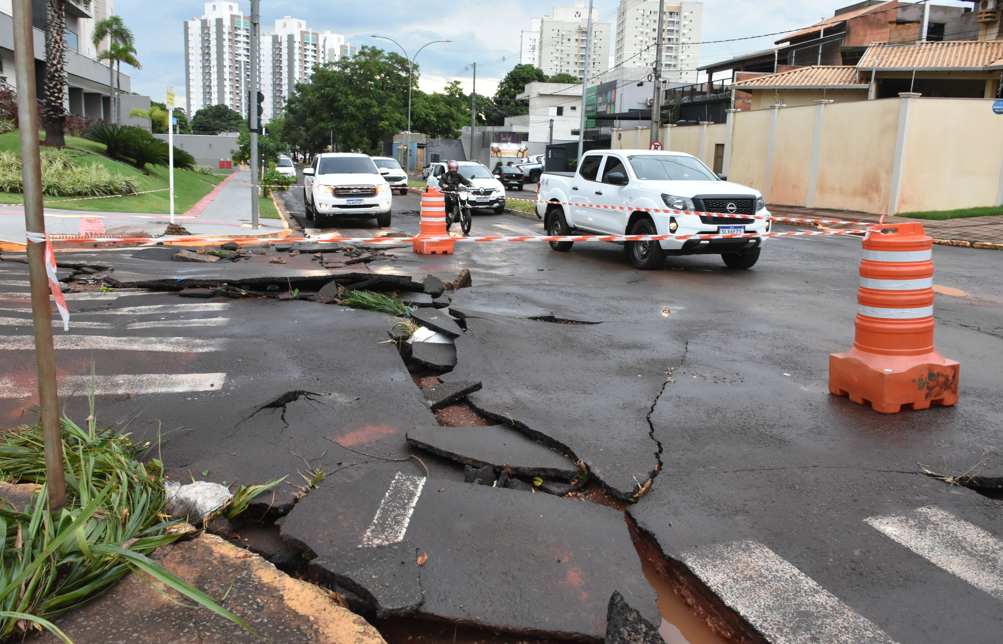 Asfalto da Rachid Neder foi arrancado com a chuva