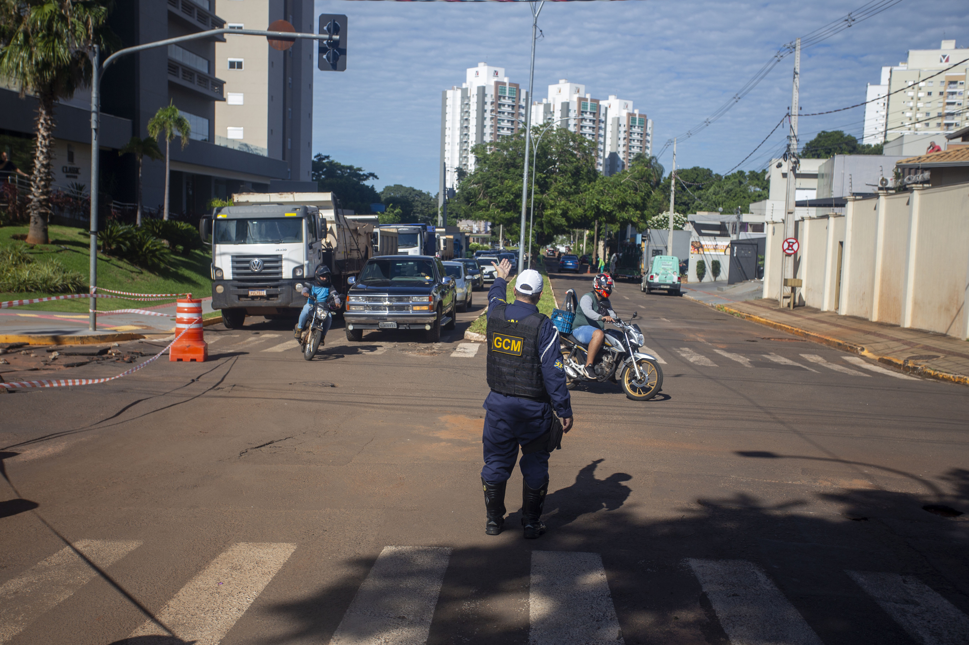Diante do cen&aacute;rio, a Ag&ecirc;ncia Municipal de Transporte e Tr&acirc;nsito (Agetran) interditou tr&ecirc;s pontos estrat&eacute;gicos da regi&atilde;o