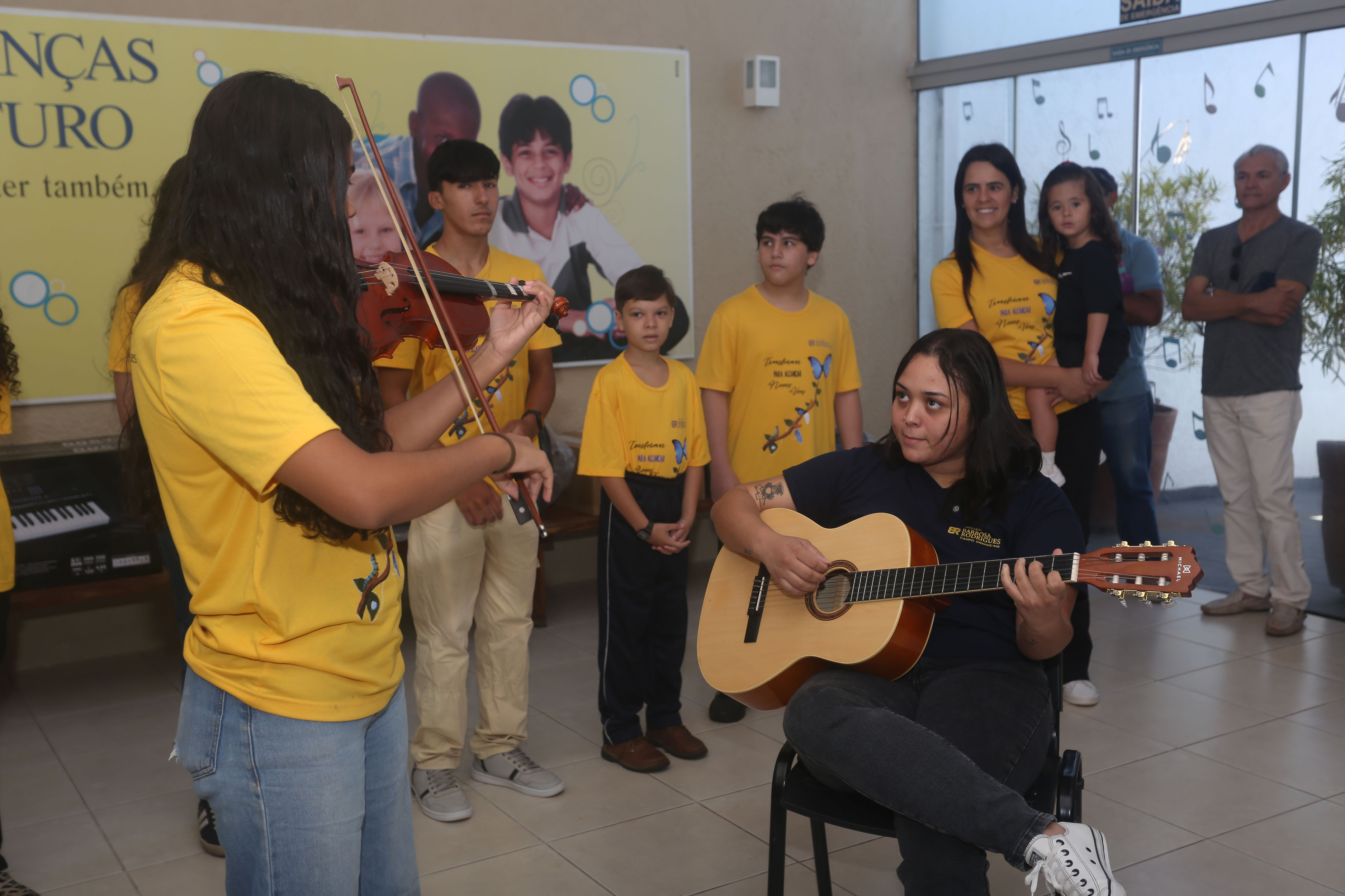Ao todo, foram adquiridos 12 instrumentos, entre trombone, trompete, violoncelo e teclados, que passam a integrar a rotina pedag&oacute;gica do projeto