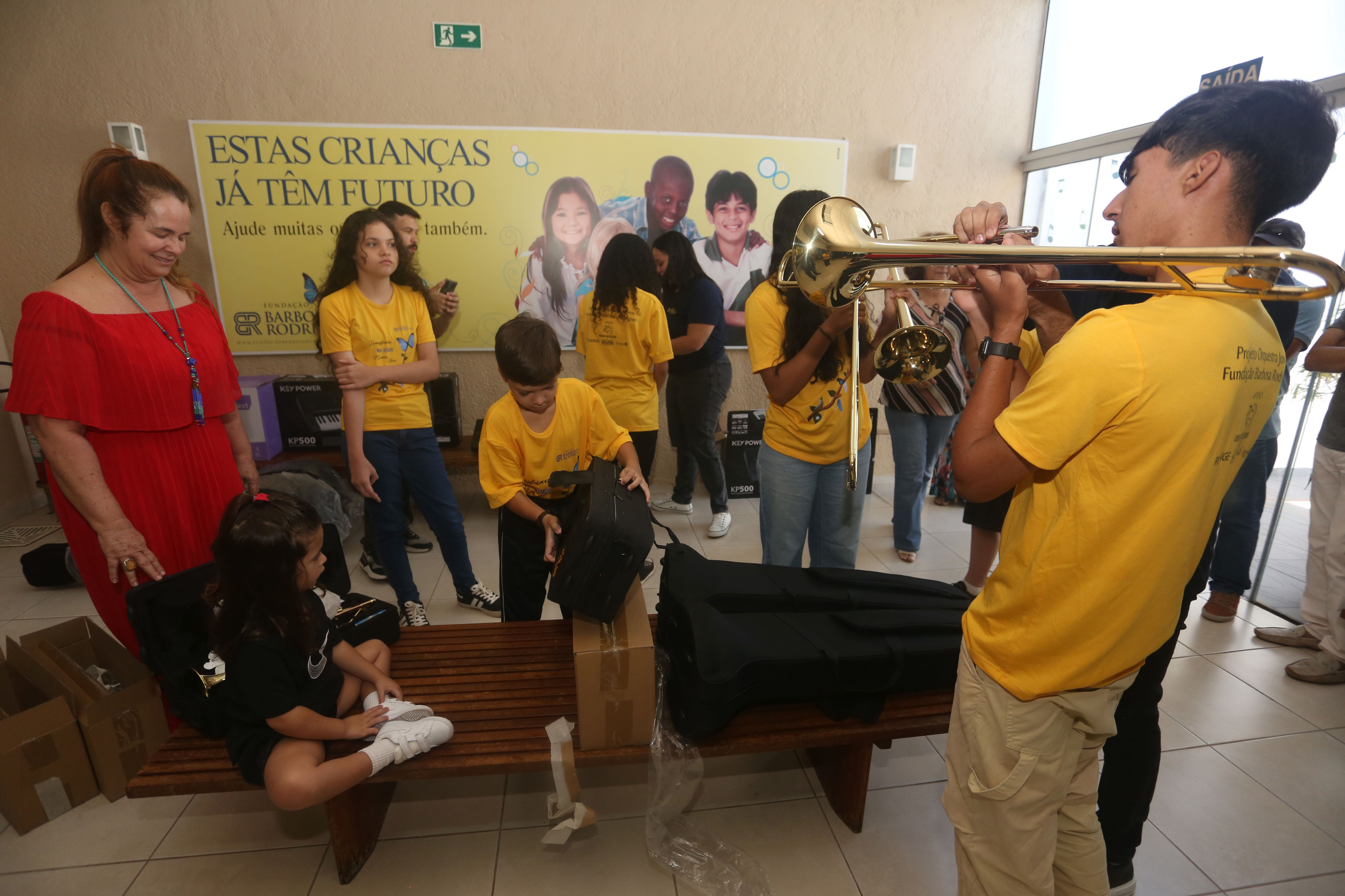 Ao todo, foram adquiridos 12 instrumentos, entre trombone, trompete, violoncelo e teclados, que passam a integrar a rotina pedag&oacute;gica do projeto
