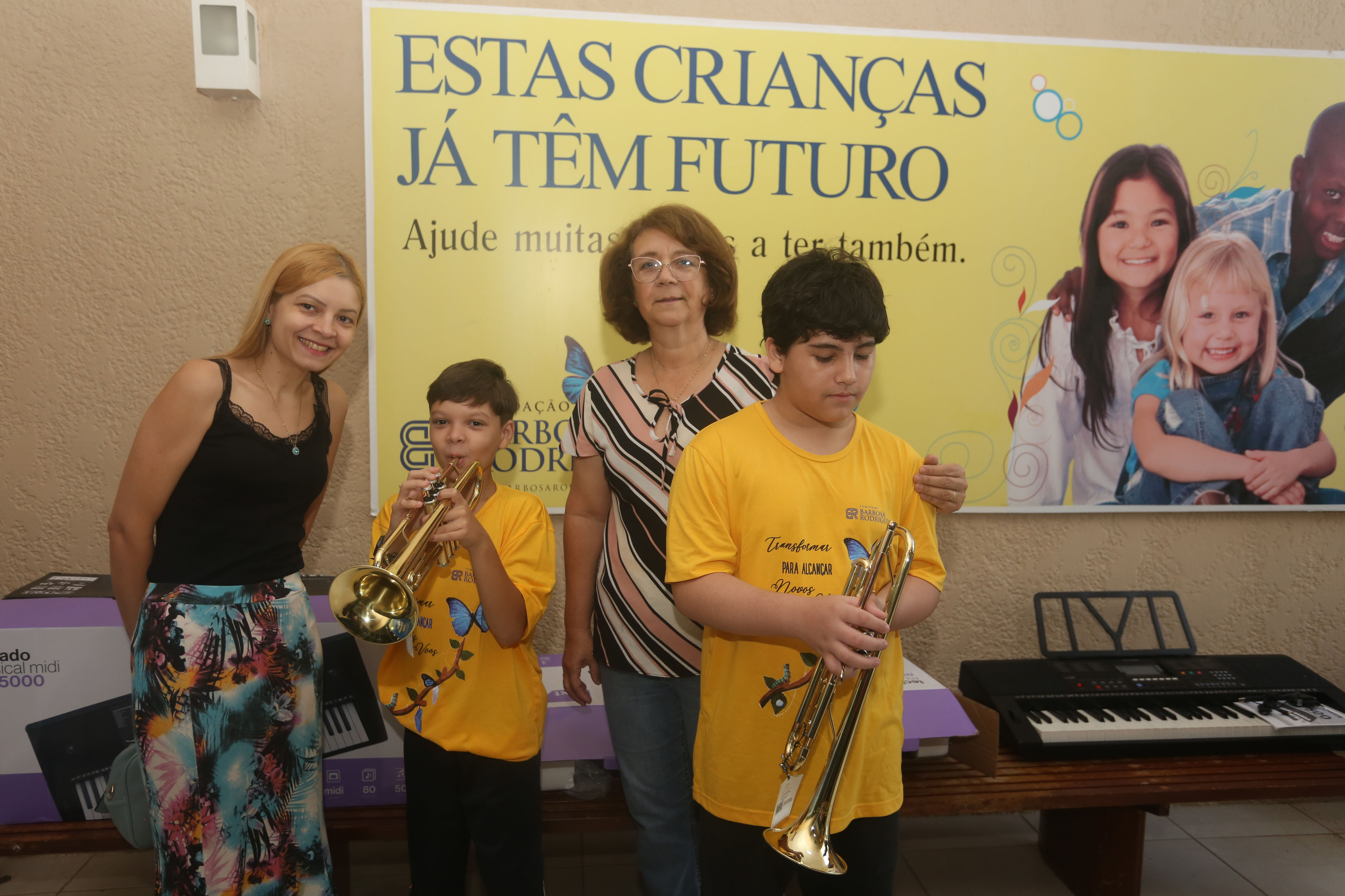 Ao todo, foram adquiridos 12 instrumentos, entre trombone, trompete, violoncelo e teclados, que passam a integrar a rotina pedag&oacute;gica do projeto