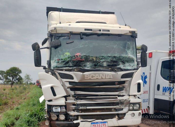 Pneu de caminhonte estourou, motorista bateu na lateral de uma carreta e na sequ&ecirc;ncia atingiu outras duas pr&oacute;ximo a Inoc&ecirc;ncia