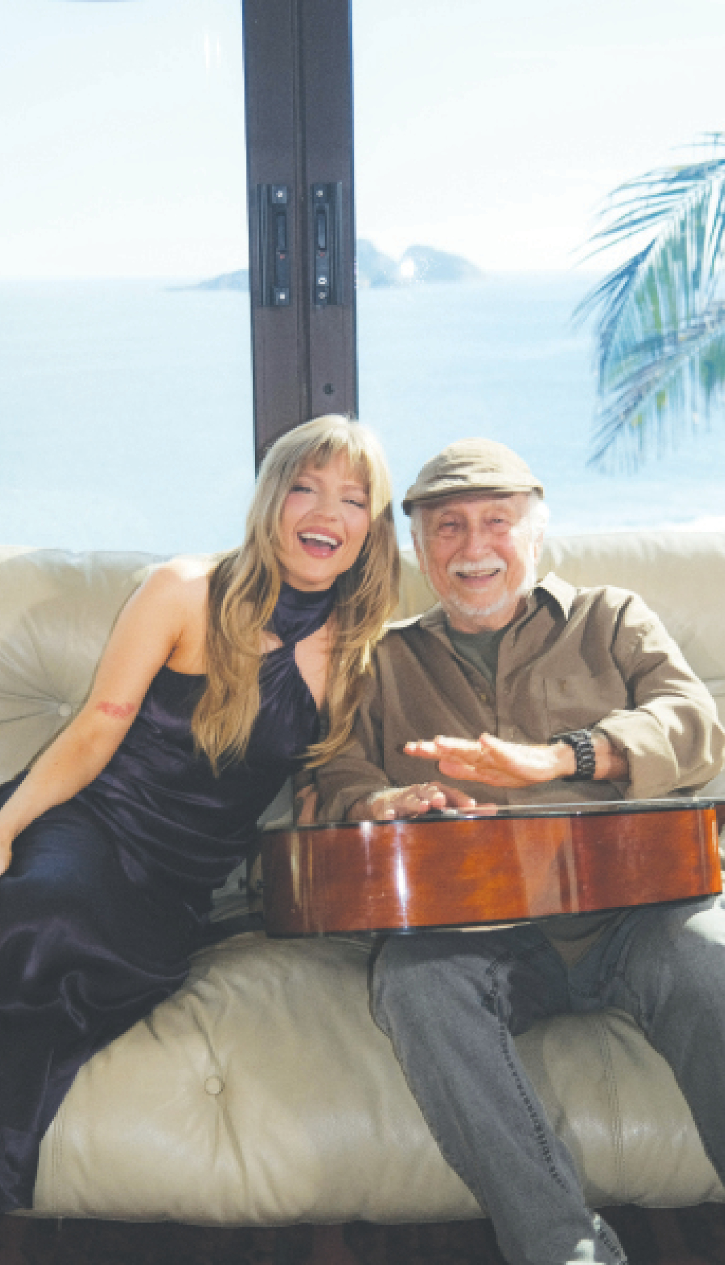 A cantora ga&uacute;cha, de 27 anos, ao lado do veterano bossa-novista Roberto Menescal, atualmente com 88 anos