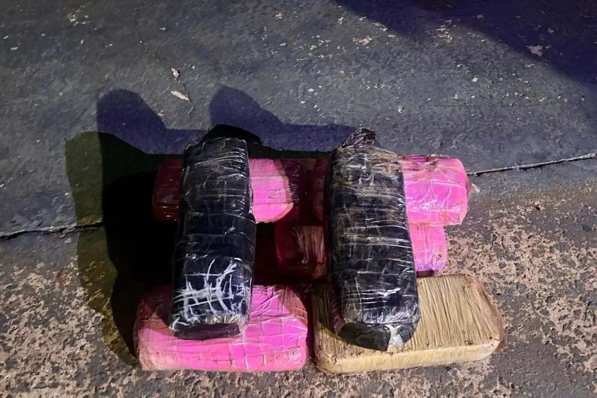 Ap&oacute;s a colis&atilde;o, ve&iacute;culo tombou &agrave;s margens da rodovia