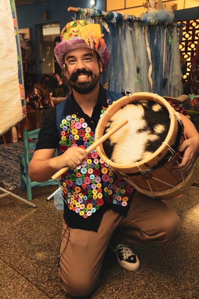 Edu Brincante est&aacute; &agrave; frente do projeto que envolve conta&ccedil;&atilde;o de hist&oacute;rias e outras atividades no Ateli&ecirc; Ramona Rodrigues