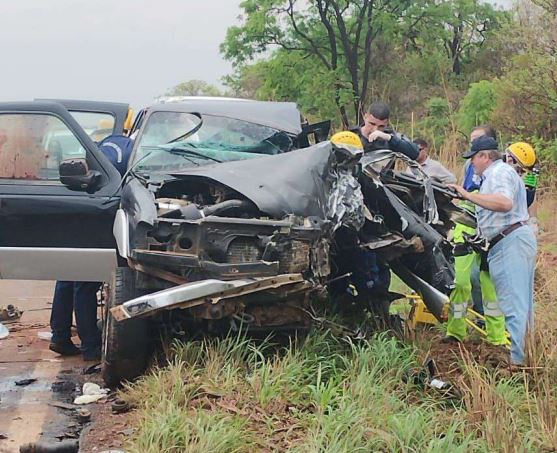 Pneu de caminhonte estourou, motorista bateu na lateral de uma carreta e na sequ&ecirc;ncia atingiu outras duas pr&oacute;ximo a Inoc&ecirc;ncia