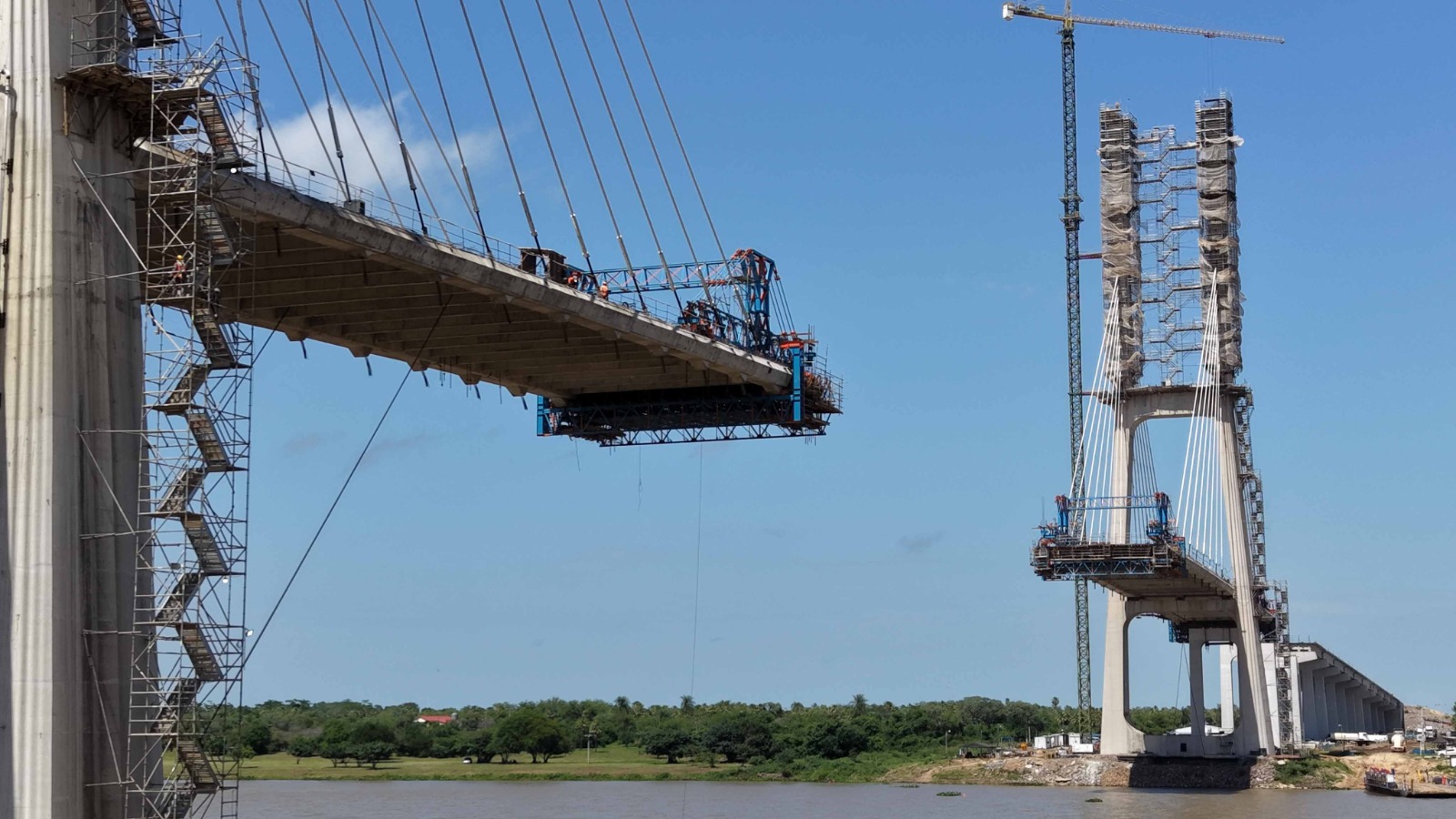 Ap&oacute;s a liga&ccedil;&atilde;o entre os pa&iacute;ses, expectativa &eacute; que ponte seja totalmente conclu&iacute;da em novembro