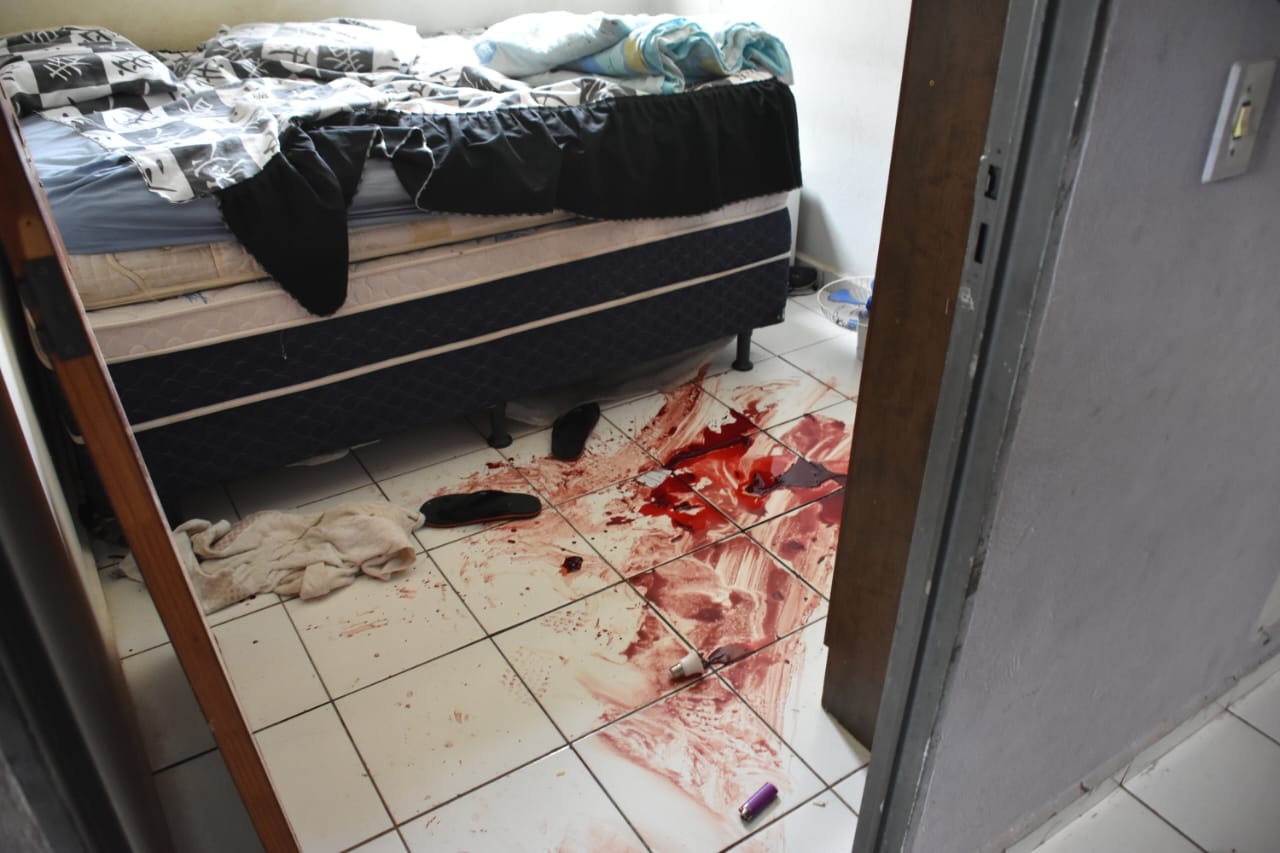 Policias dentro do condom&iacute;nio, na tarde desta quarta-feira (14)