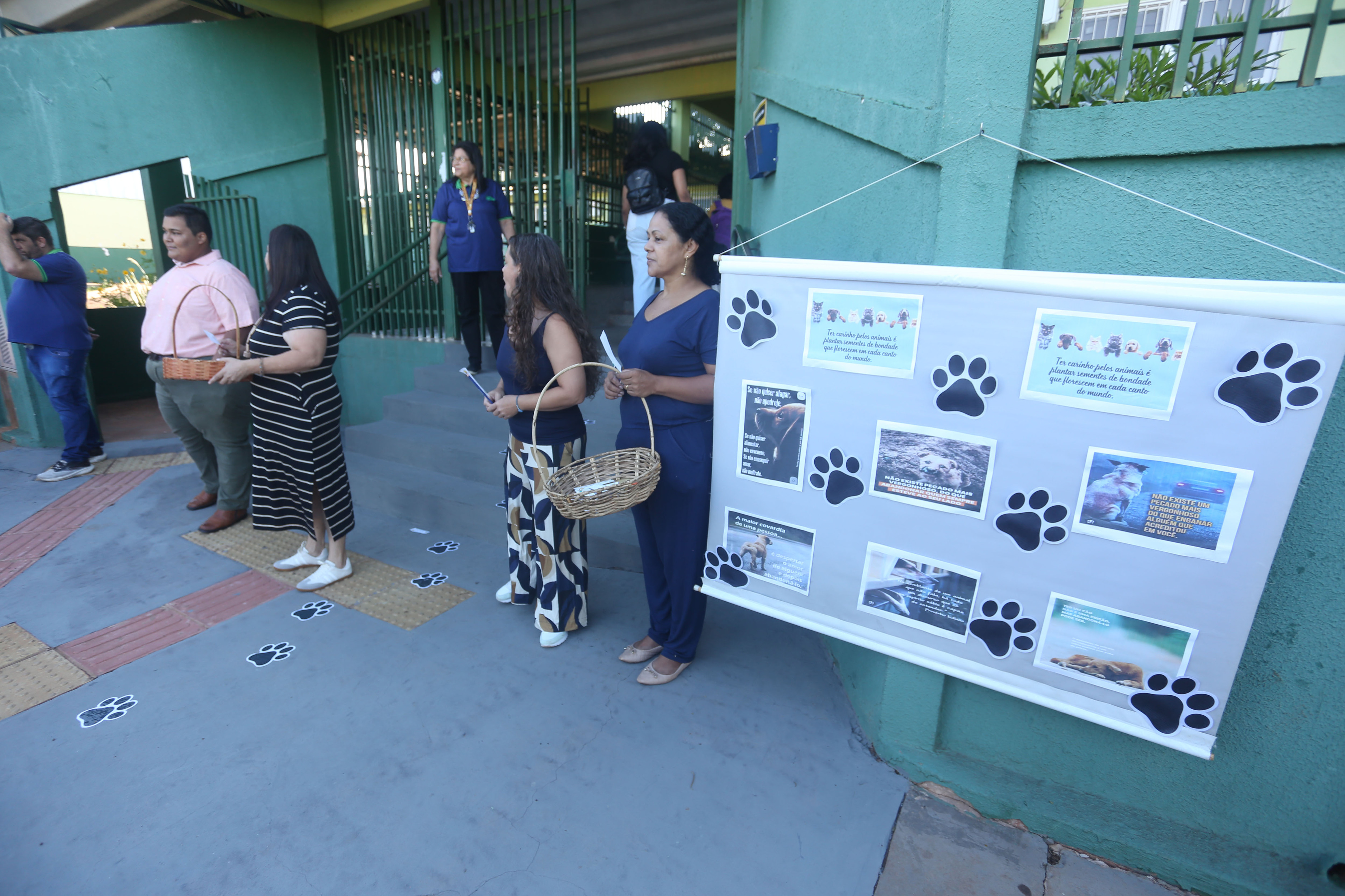 Patinhas e cartazes em homenagem ao C&atilde;o Orelha