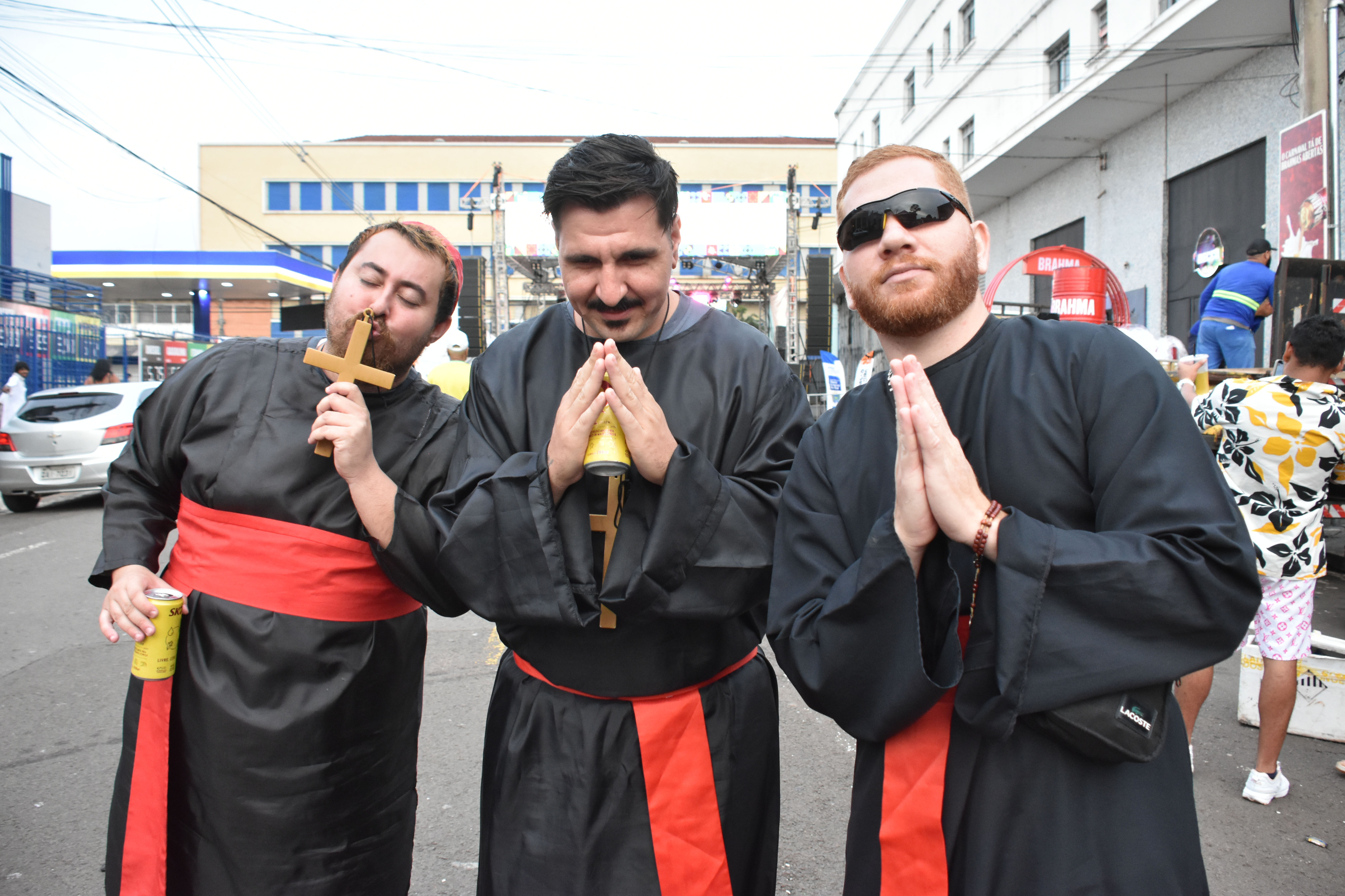 Fantasias criativas tomam conta da Esplanada Ferrovi&aacute;ria