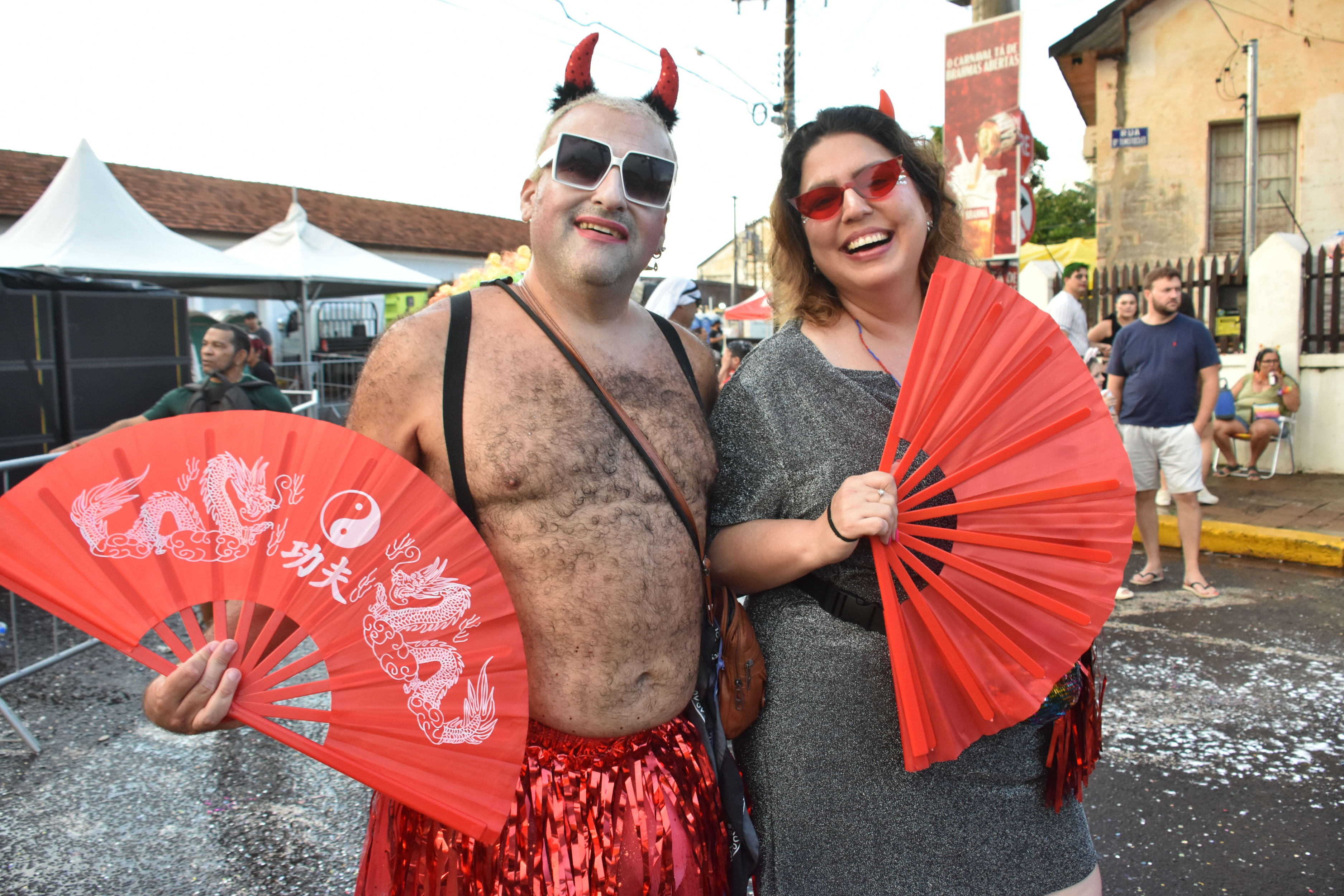 Eduardo Ferreira ao lado da amiga Thaisa Maluf 