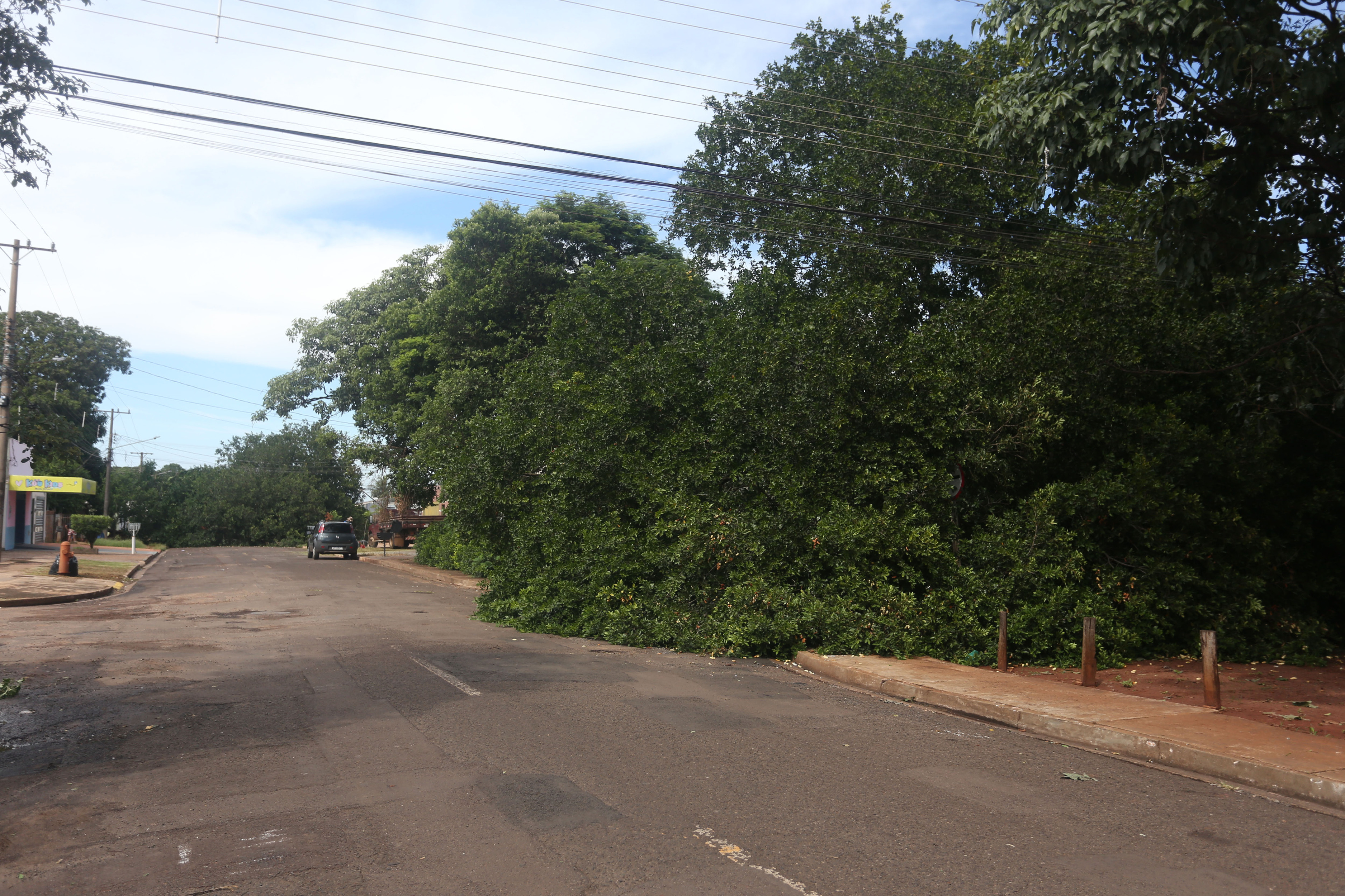 Apesar de rua estar interditada, ainda n&atilde;o h&aacute; previs&atilde;o de retirada