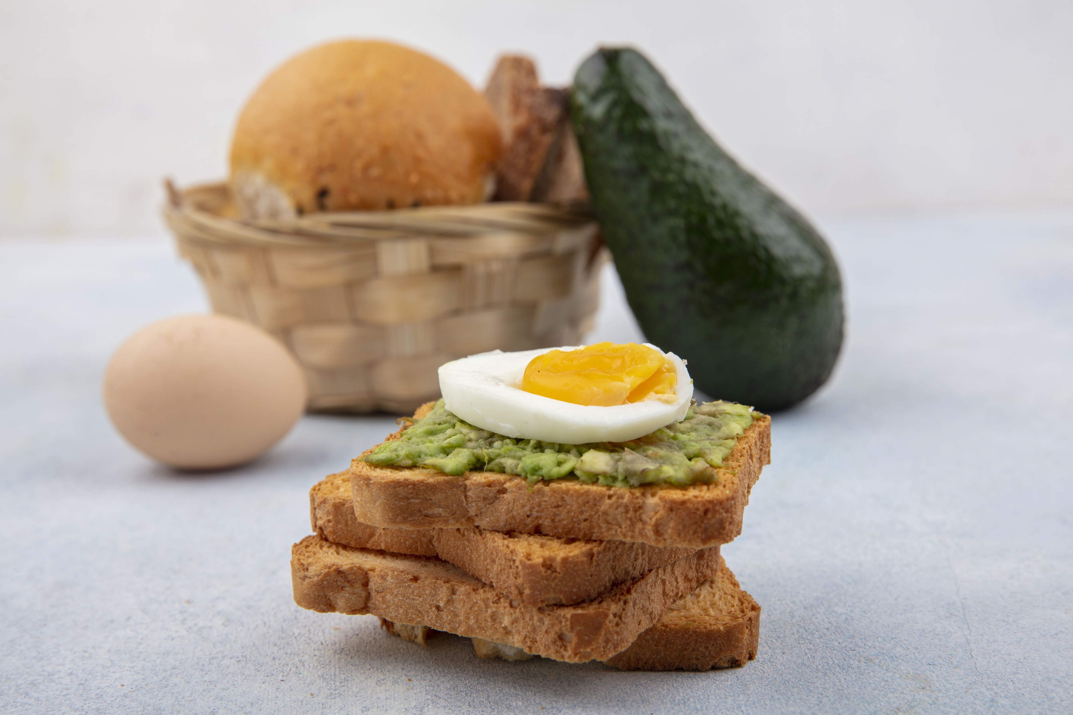 P&atilde;o na chapa com ovos mexidos e abacate