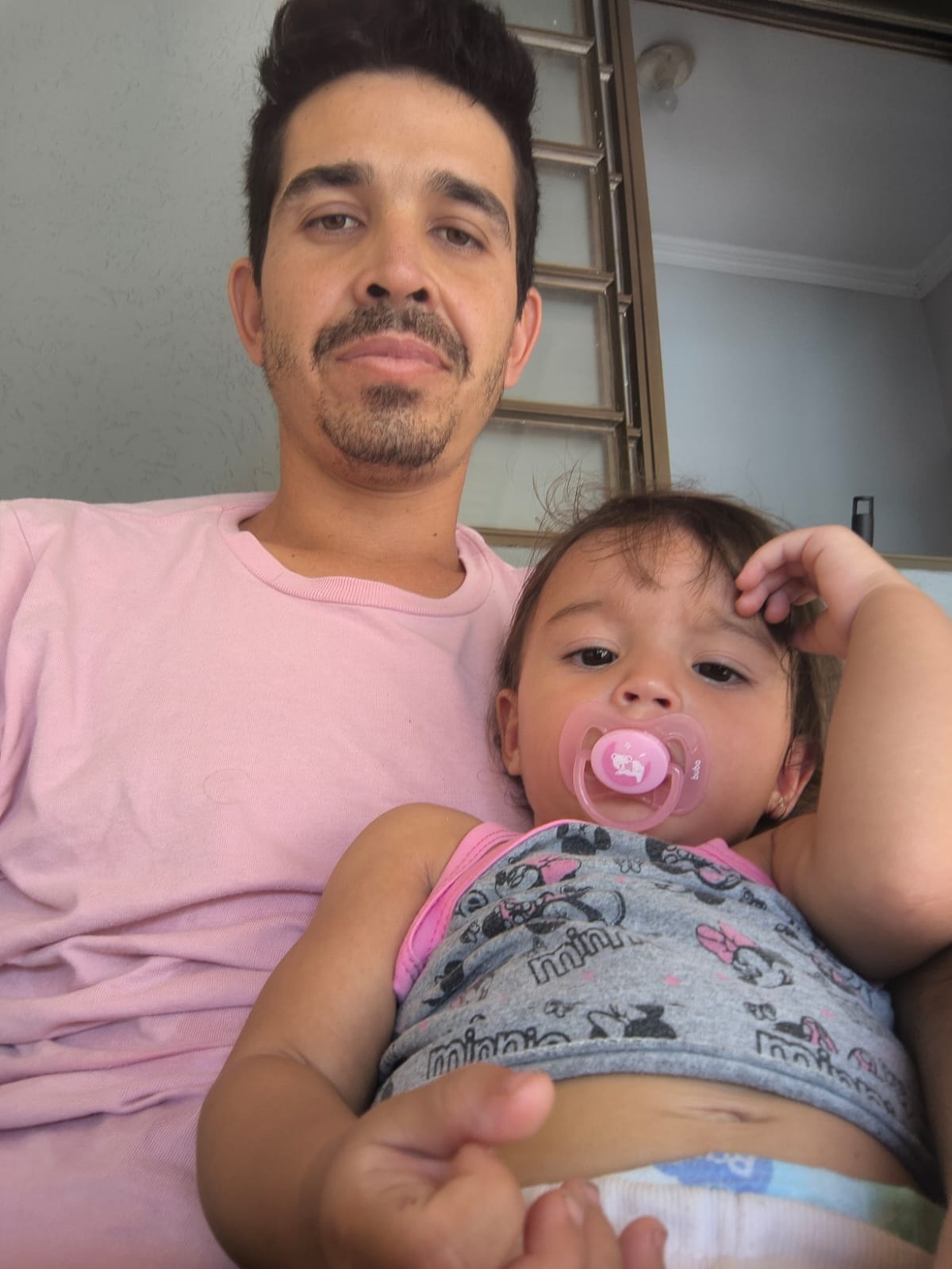 Daniel com a filha pequena no colo, um m&ecirc;s ap&oacute;s o acidente