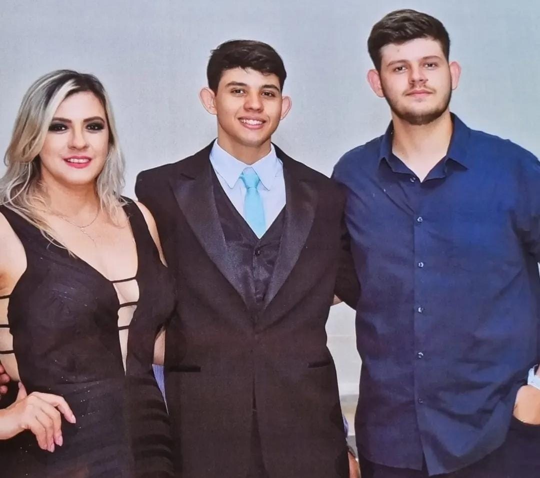 Luiz Ot&aacute;vio e sua fam&iacute;lia; jovem recebeu a prote&iacute;na em janeiro deste ano e j&aacute; consegue comer at&eacute; um peda&ccedil;o de bolo sem ajuda