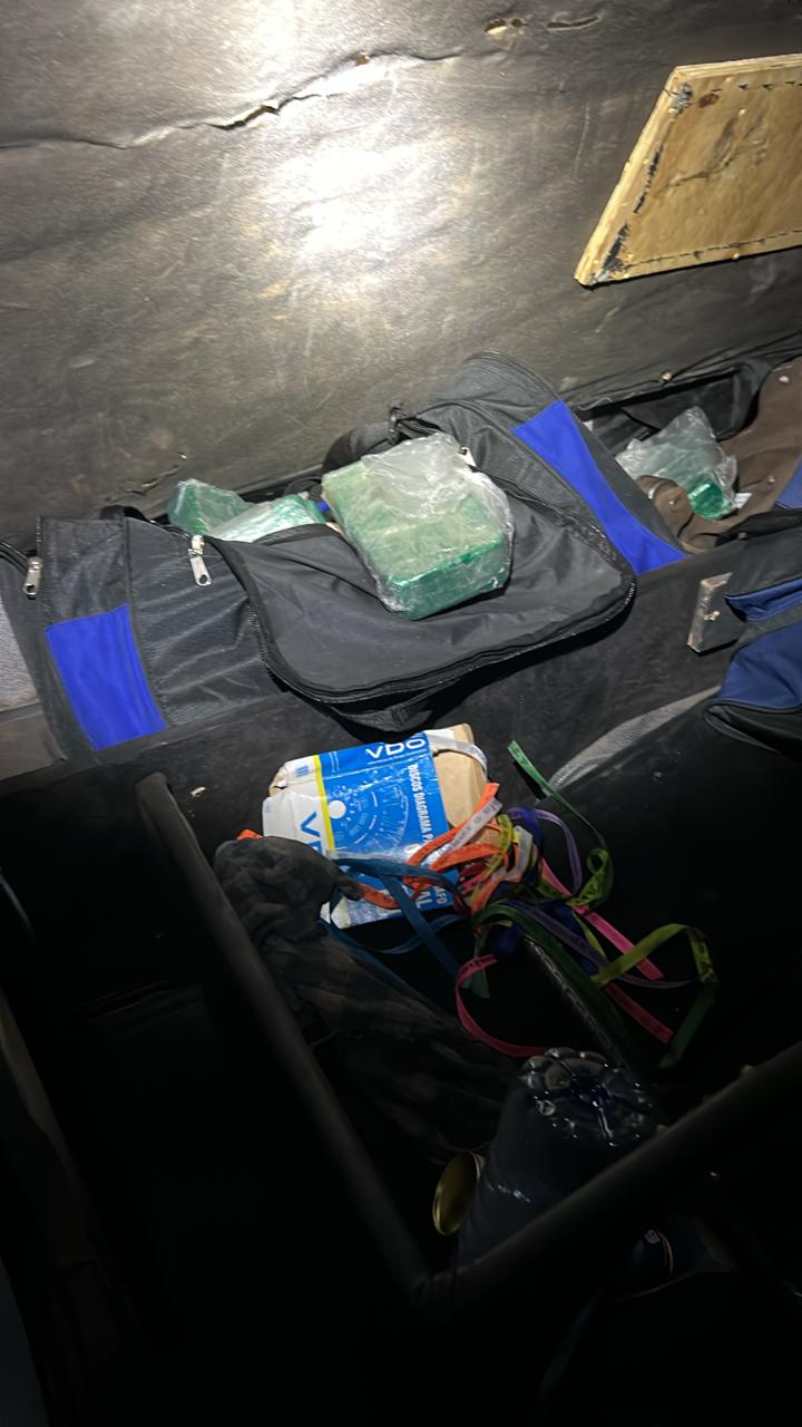 Droga foi encontrada dentro de uma mala de m&atilde;o escondida no caminh&atilde;o