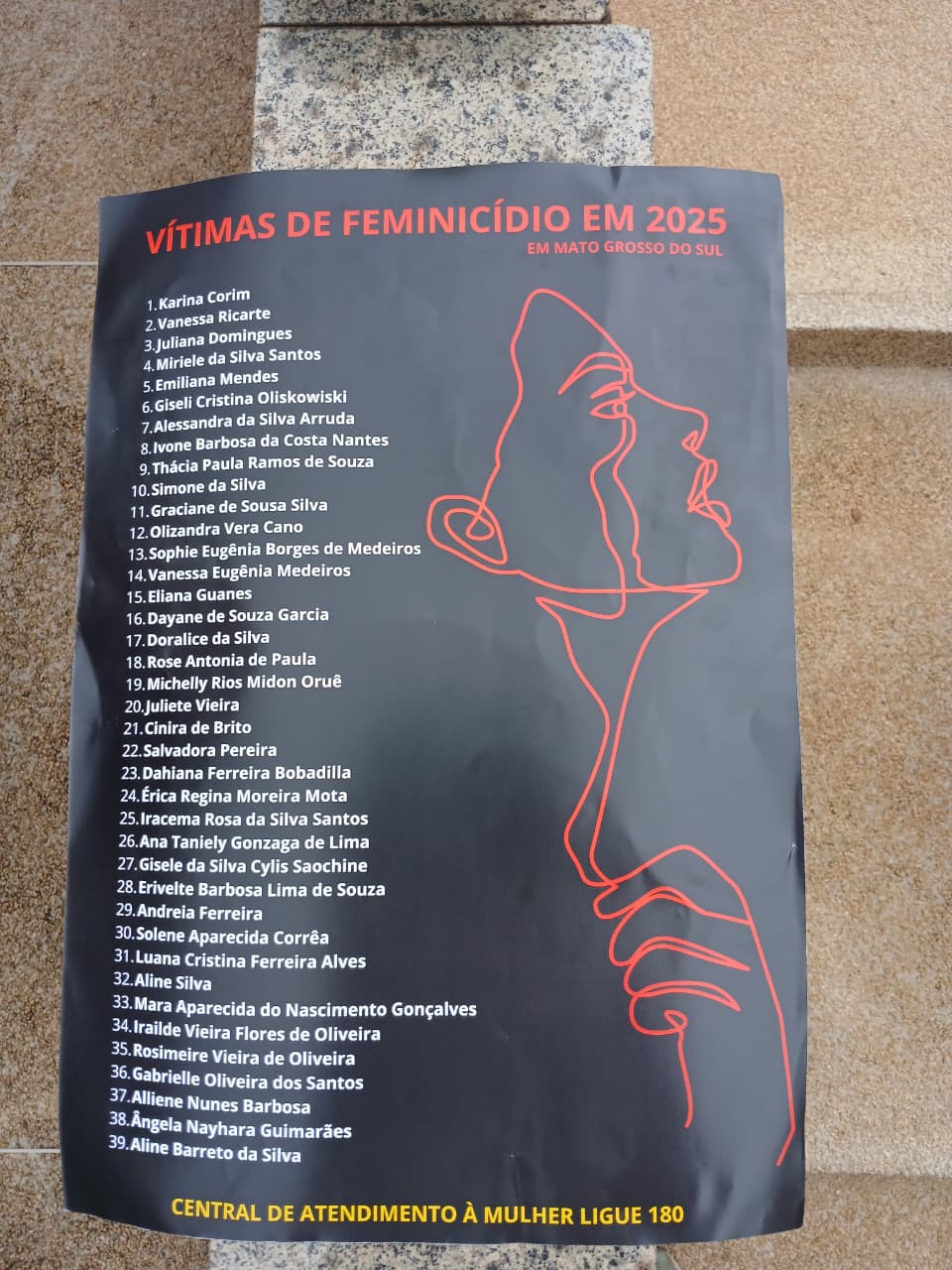 Aos gritos de "Justi&ccedil;a por Vanessa", os amigos e familiares da jornalista protestaram em frente ao Tribunal do J&uacute;ri