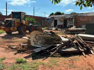 Policiais derrubam com retroescavadeira local de venda e consumo de drogas, al&eacute;m de explora&ccedil;&atilde;o da prostitui&ccedil;&atilde;o