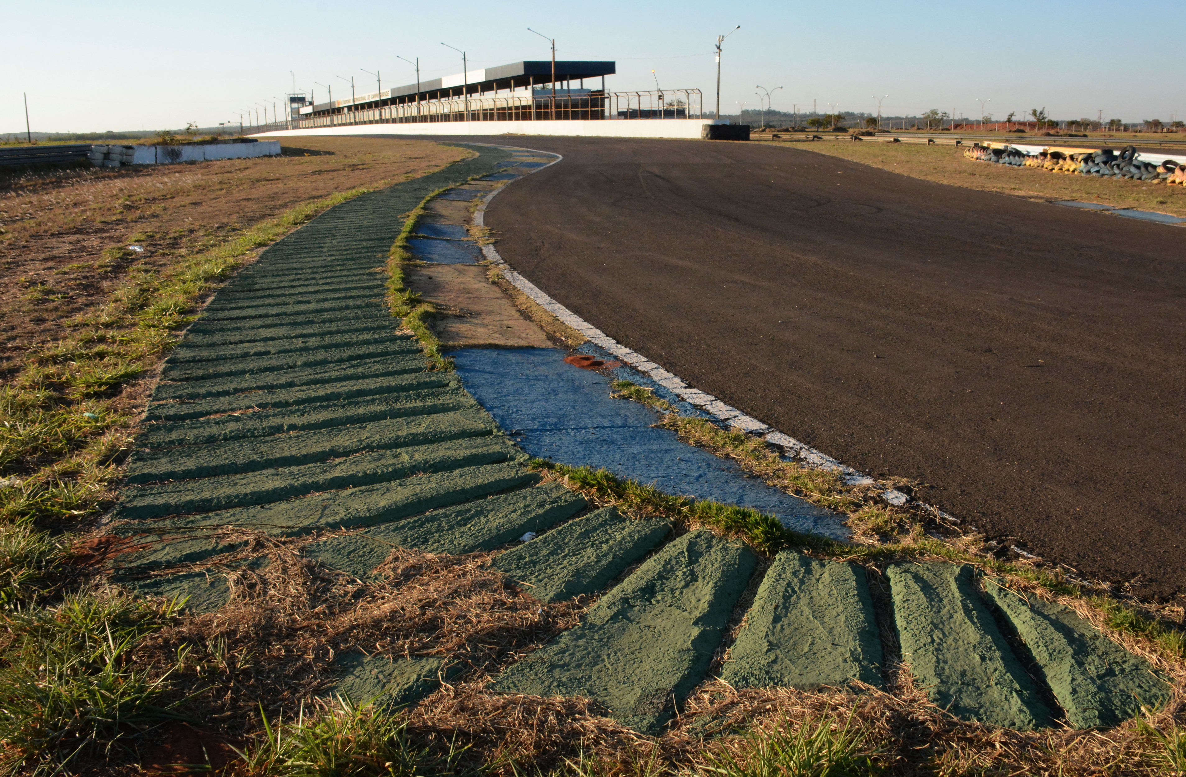Para receber p&uacute;blico com conforto, gramado do aut&oacute;dromo dar&aacute; lugar a um piso especial