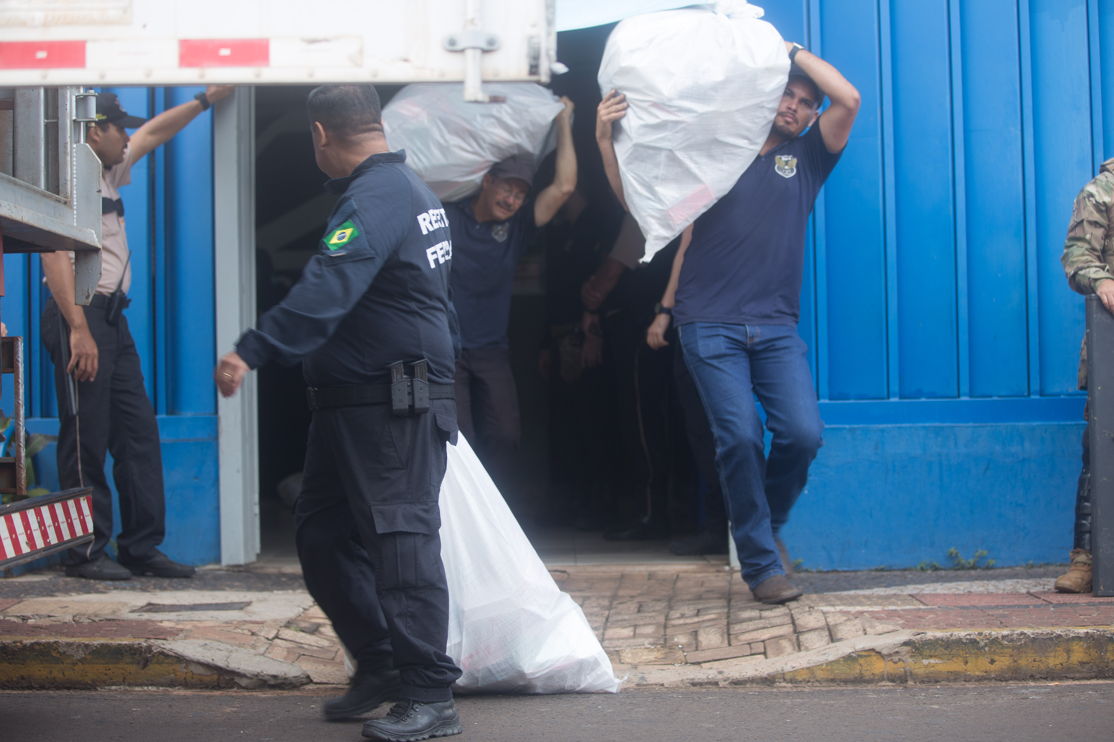 A Pol&iacute;cia Federal e a Receita visitaram ontem o Camel&oacute;dromo de Campo Grande, onde quatro boxes foram alvo de busca e apreens&atilde;o e fechados