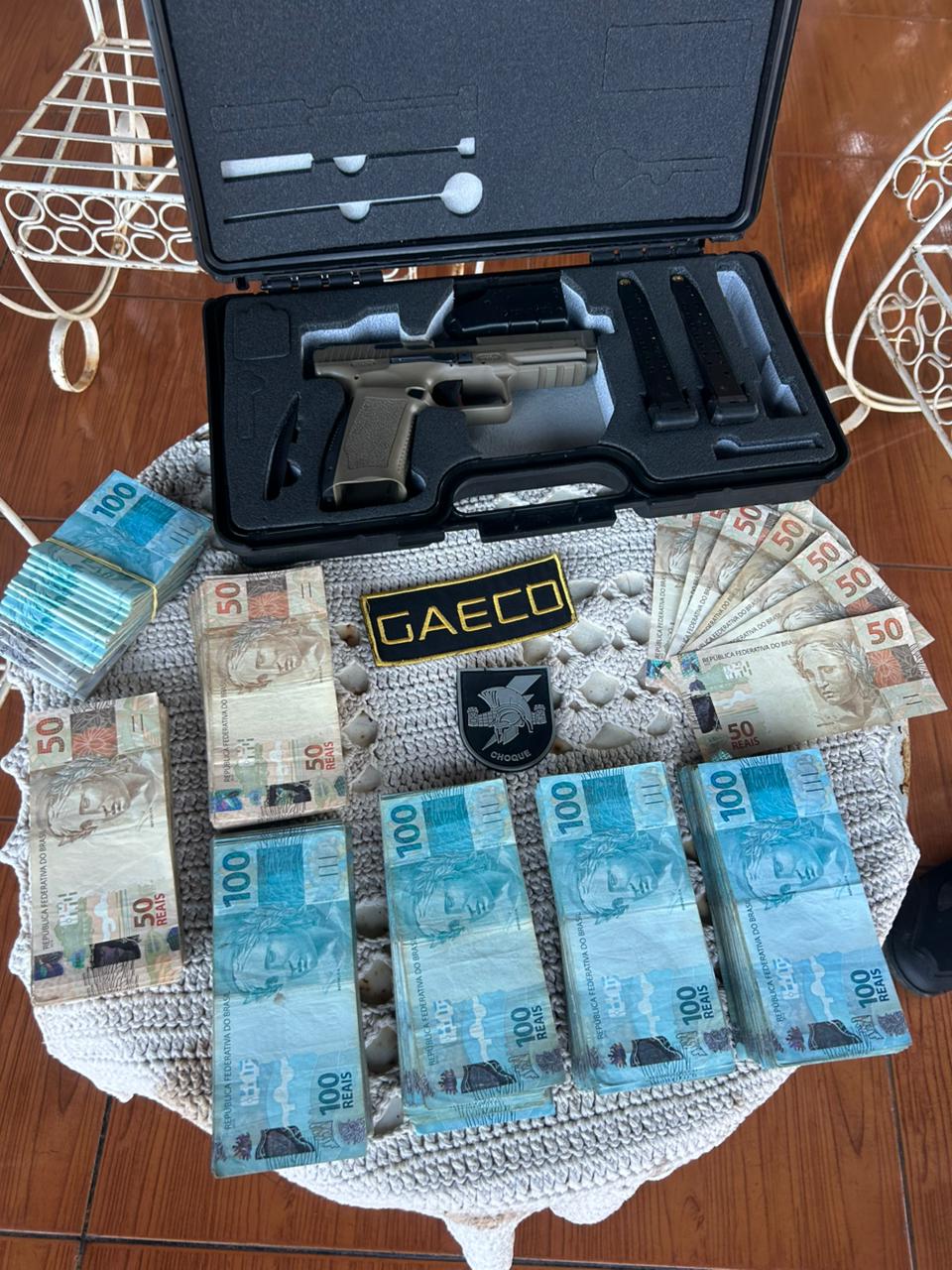 Al&eacute;m de uma pistola, o Gaeco apreendeu centenas de c&eacute;dulas de diferentes valores durante a opera&ccedil;&atilde;o em Coronel Sapucaia