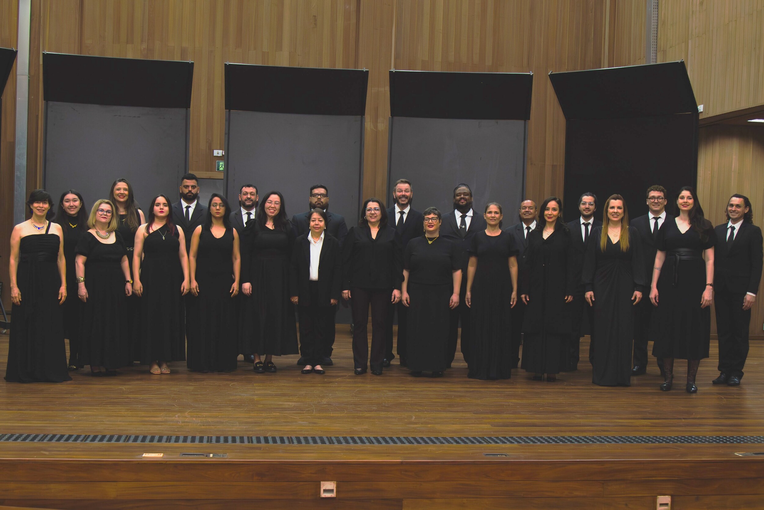 Corpo feminino do Coro L&iacute;rico Cant