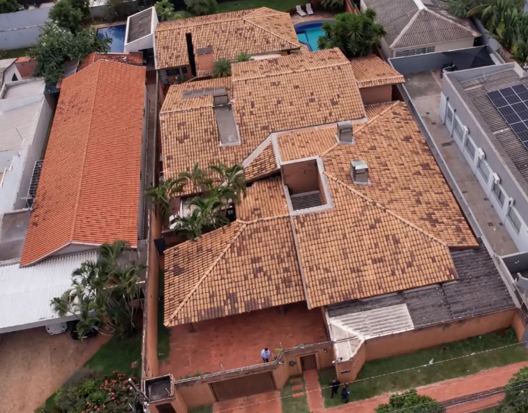 Momento em que Bernal efetua o primeiro disparo