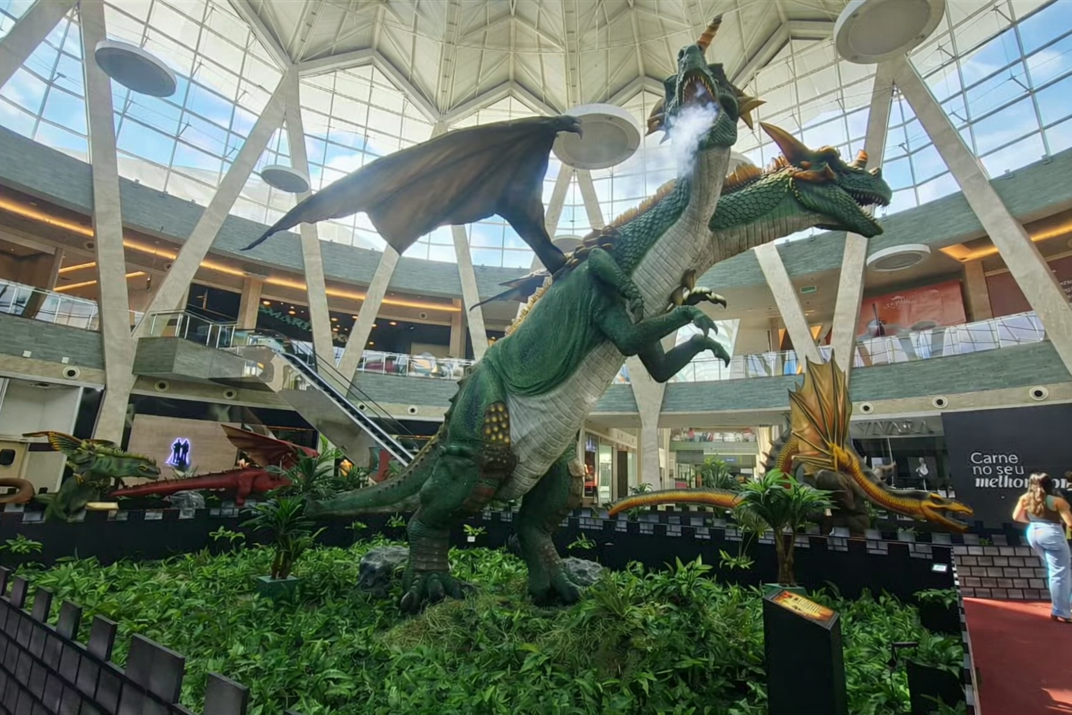 Criaturas animatr&ocirc;nicas em tamanho real ocupam a pra&ccedil;a central do Shopping Bosque dos Ip&ecirc;s