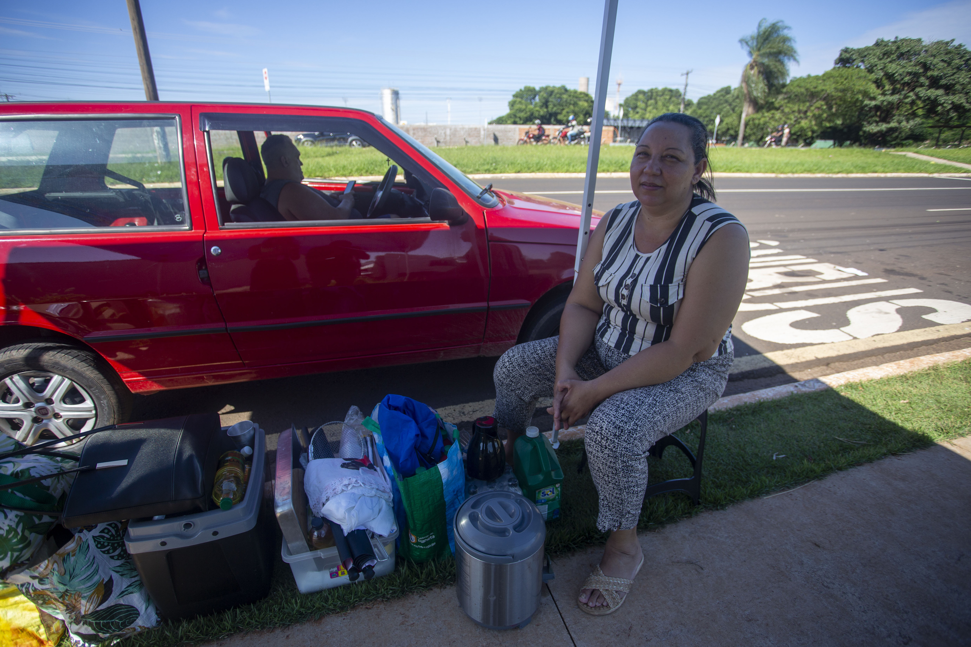 Vendedores ambulantes n&atilde;o perderam tempo e j&aacute; garantiram um lugar para vender bebidas e alimentos durante o show