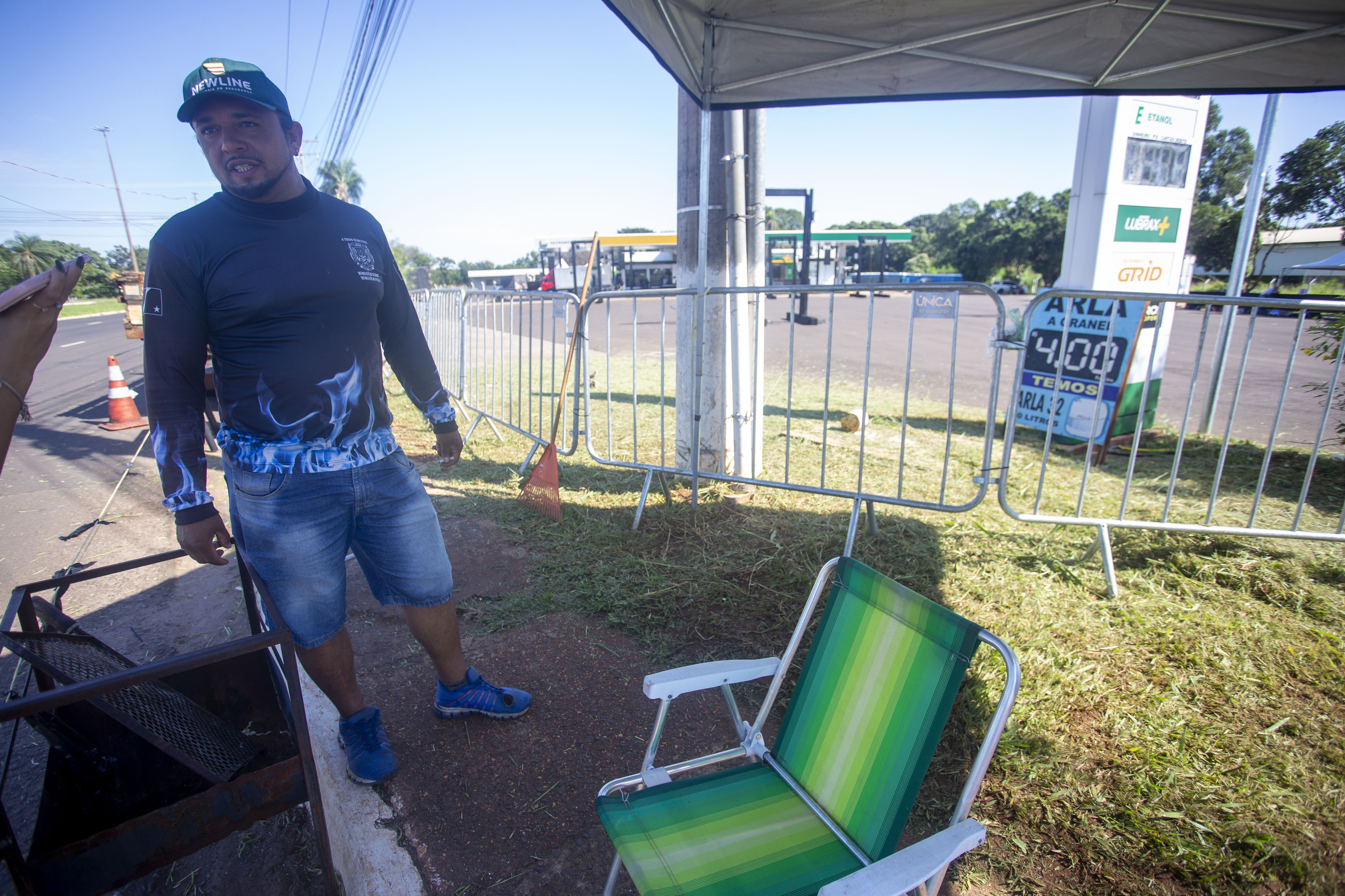 Vendedores ambulantes n&atilde;o perderam tempo e j&aacute; garantiram um lugar para vender bebidas e alimentos durante o show