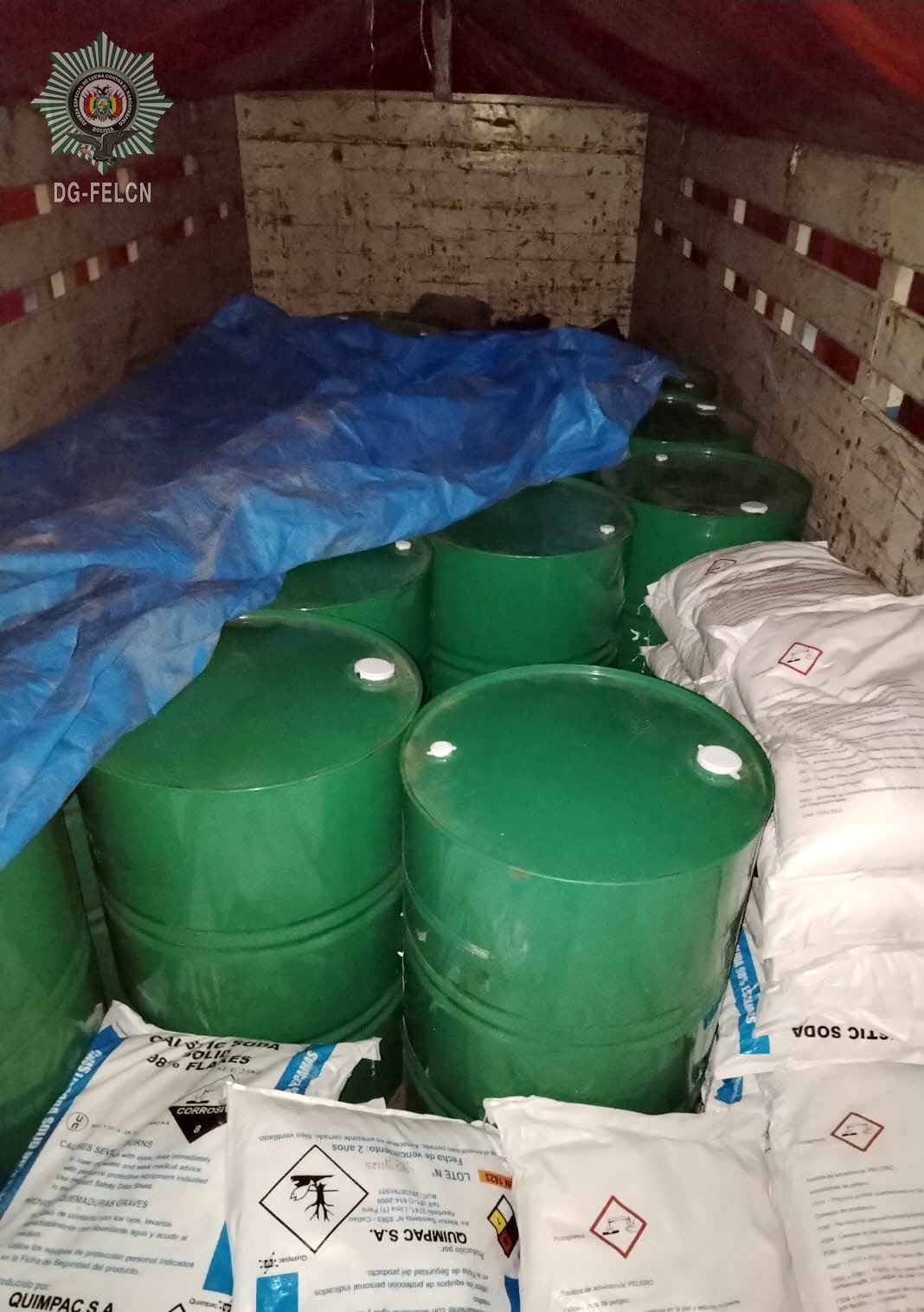 Pol&iacute;cia boliviana apreendeu em mar&ccedil;o deste ano 20 tambores carregados com acetato de etila que estavam em um caminh&atilde;o