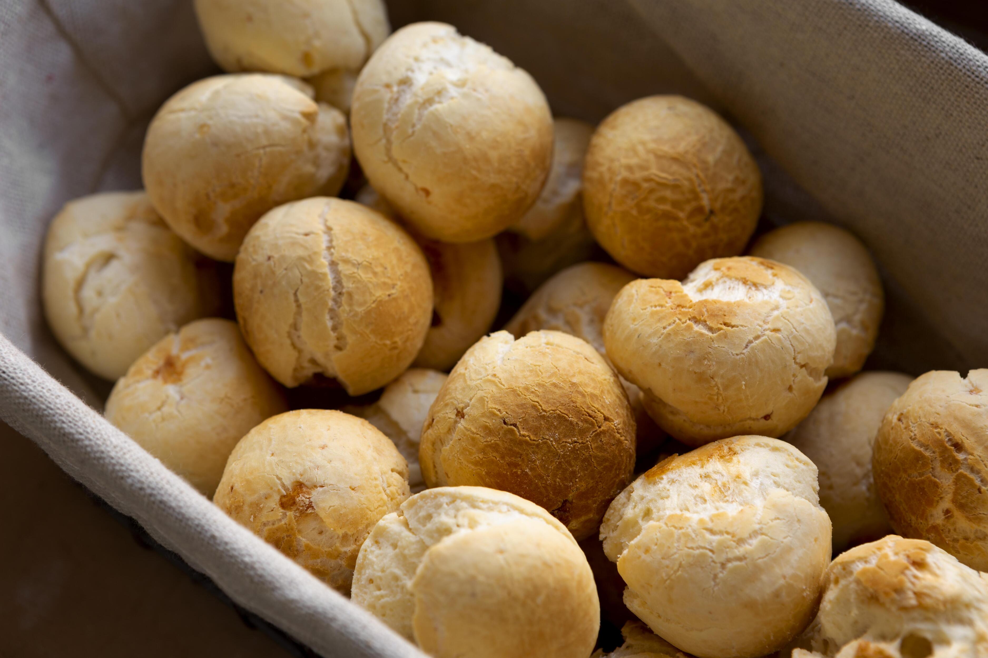 Patrim&ocirc;nio cultural e gastron&ocirc;mico de Minas Gerais, o p&atilde;o de queijo surgiu das dificuldades do per&iacute;odo colonial