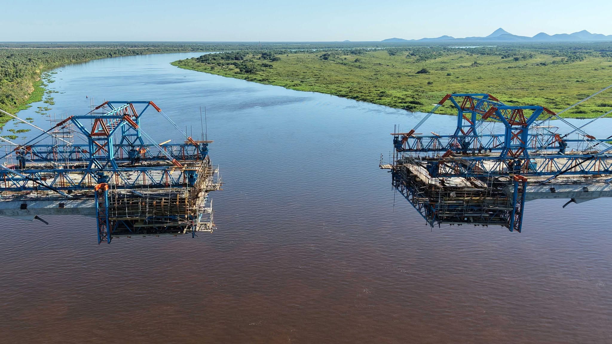Cons&oacute;rcio liderado pela empreiteira Caiap&oacute; est&aacute; executando as obras de liga&ccedil;&atilde;o da BR-267 com a ponte sobre o Rio Paraguai
